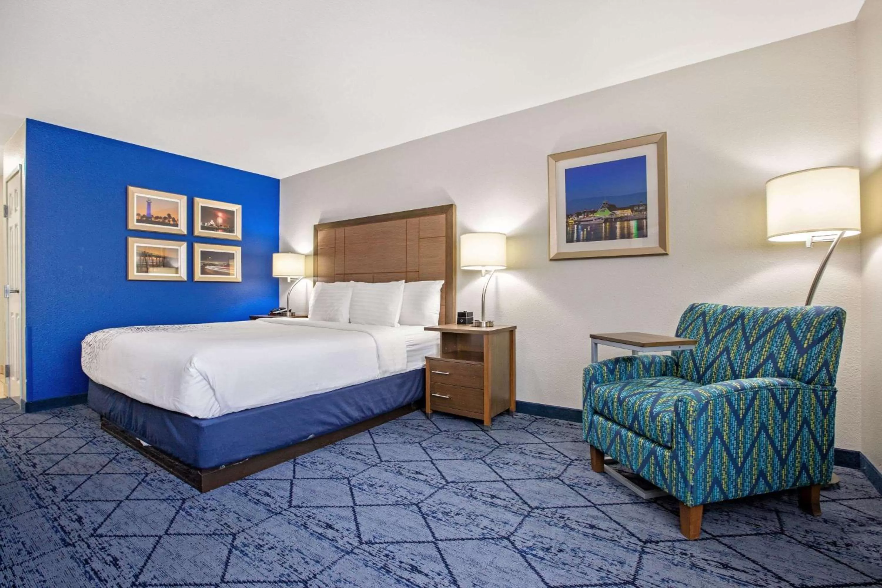 Photo of the whole room, Bed in La Quinta by Wyndham NE Long Beach/Cypress