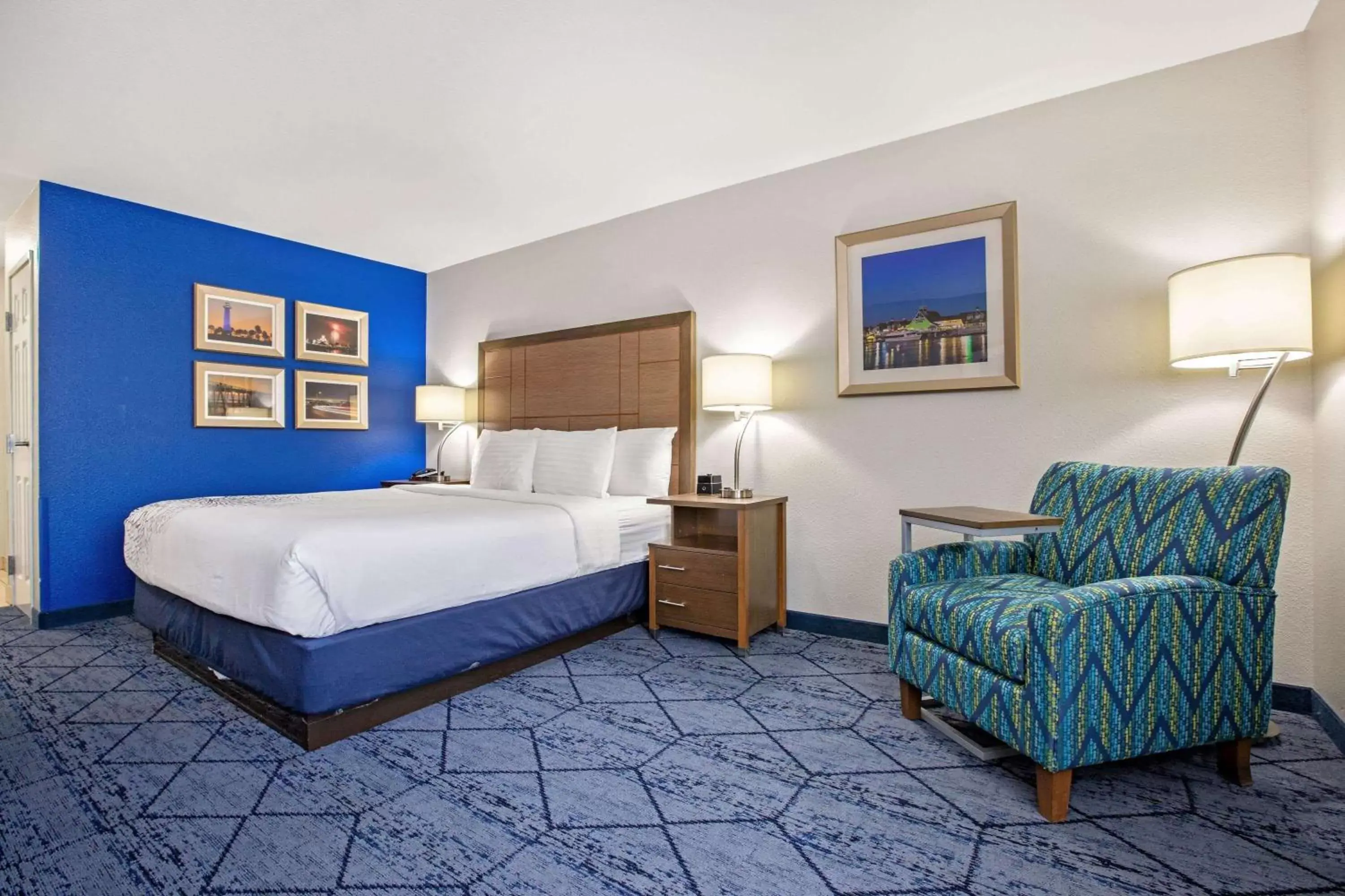 Photo of the whole room, Bed in La Quinta by Wyndham NE Long Beach/Cypress
