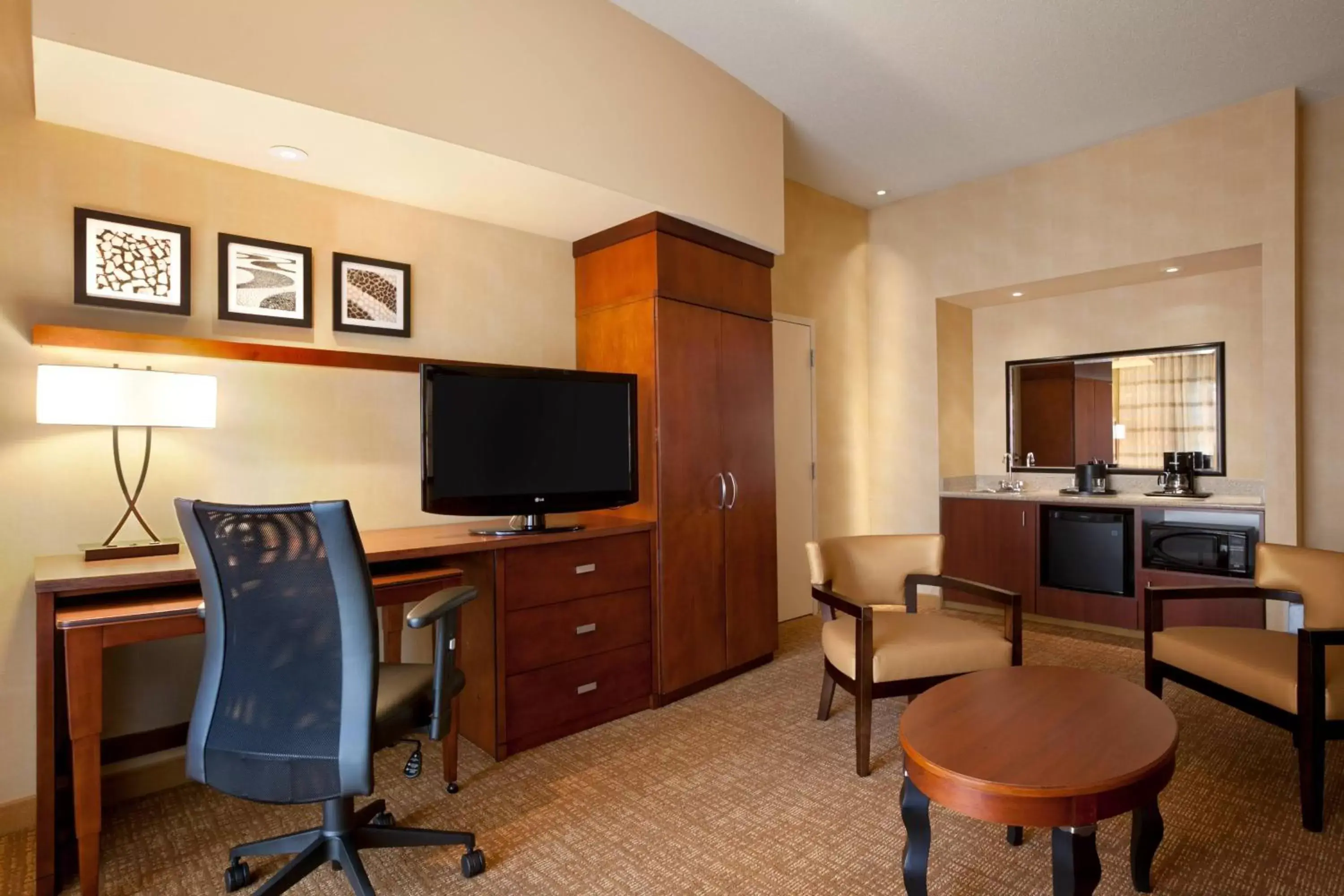 Living room, TV/Entertainment Center in Courtyard by Marriott Junction City