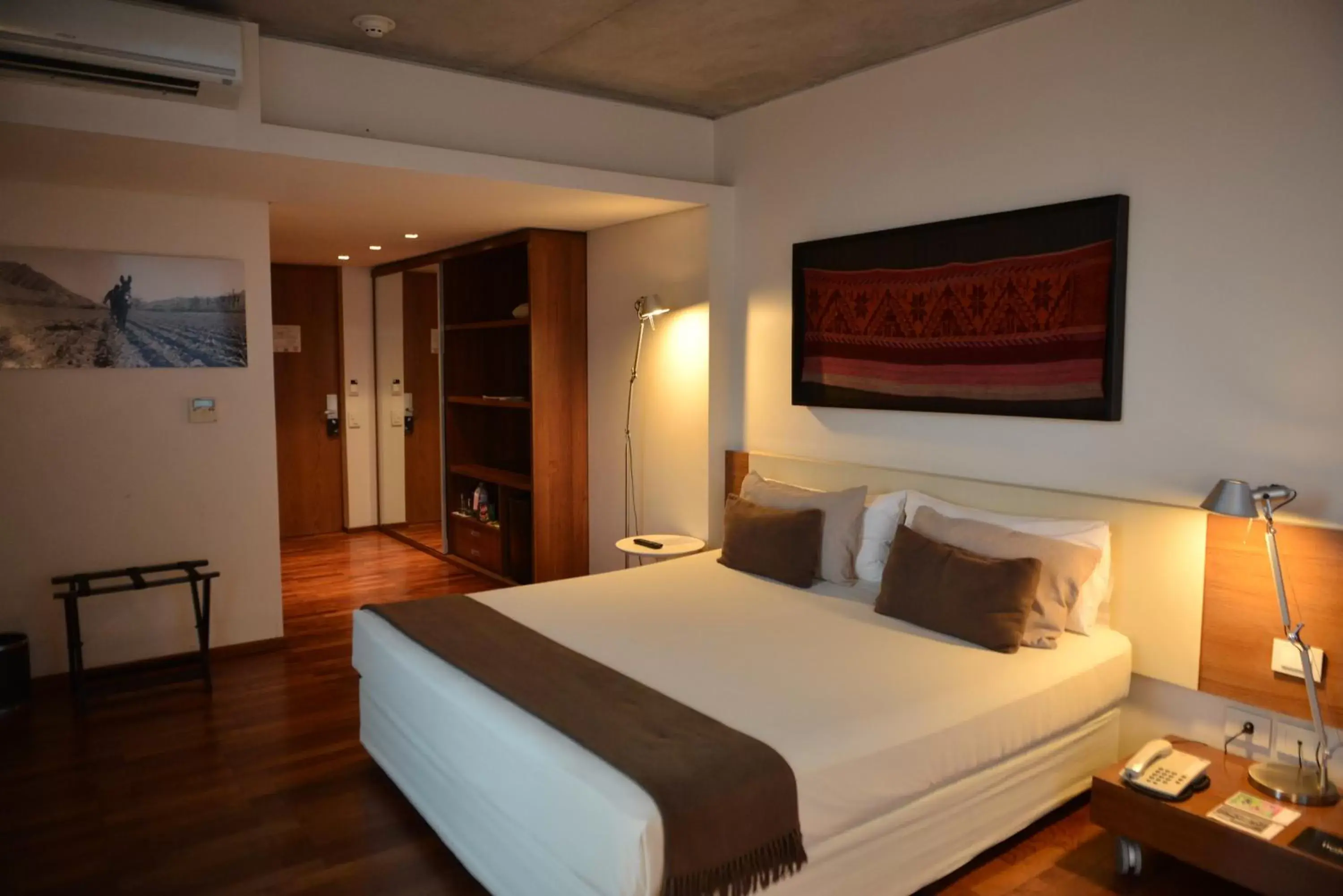 Photo of the whole room, Bed in Design Suites Salta