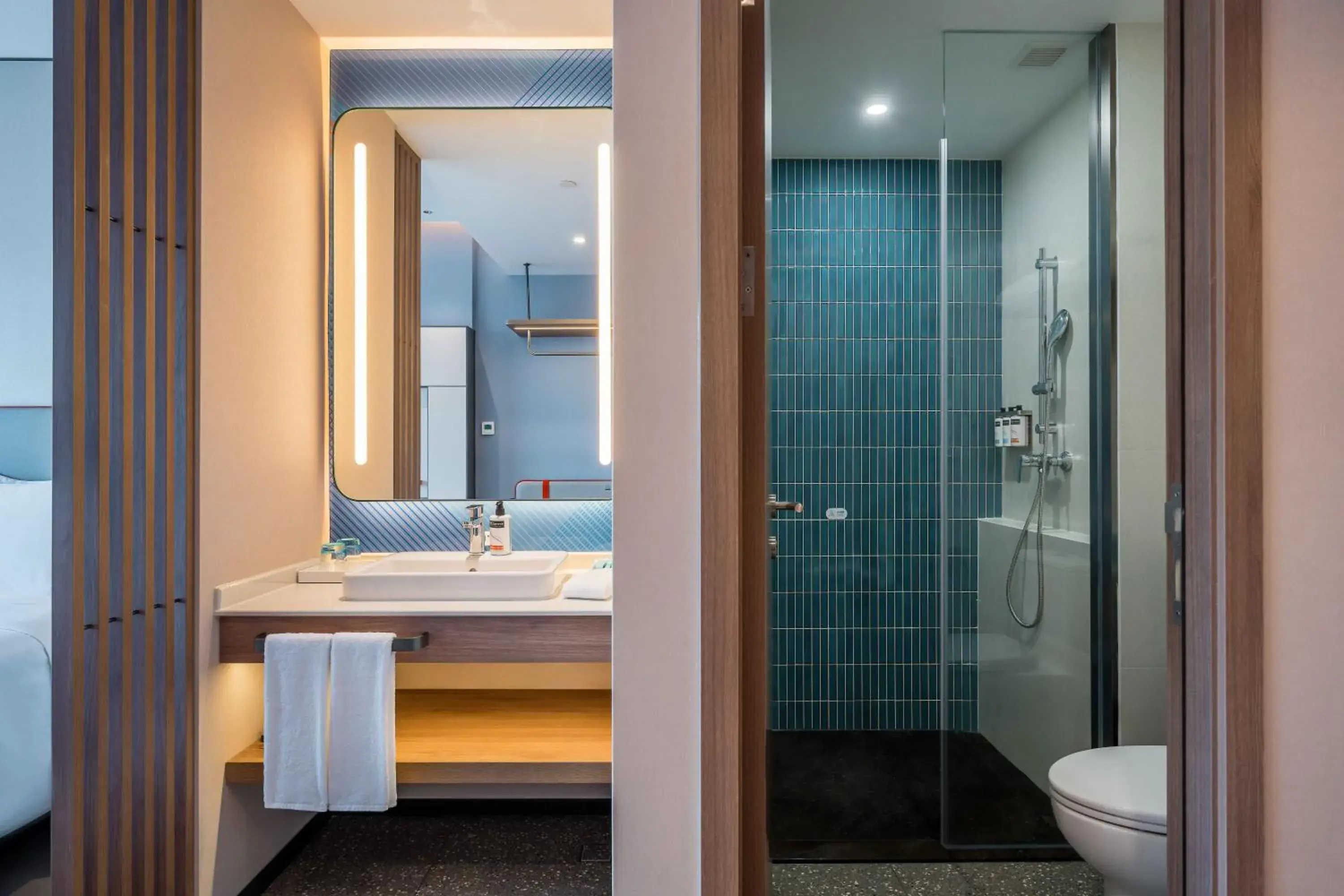 Shower, Bathroom in Holiday Inn Express Jiangmen East Station, an IHG Hotel