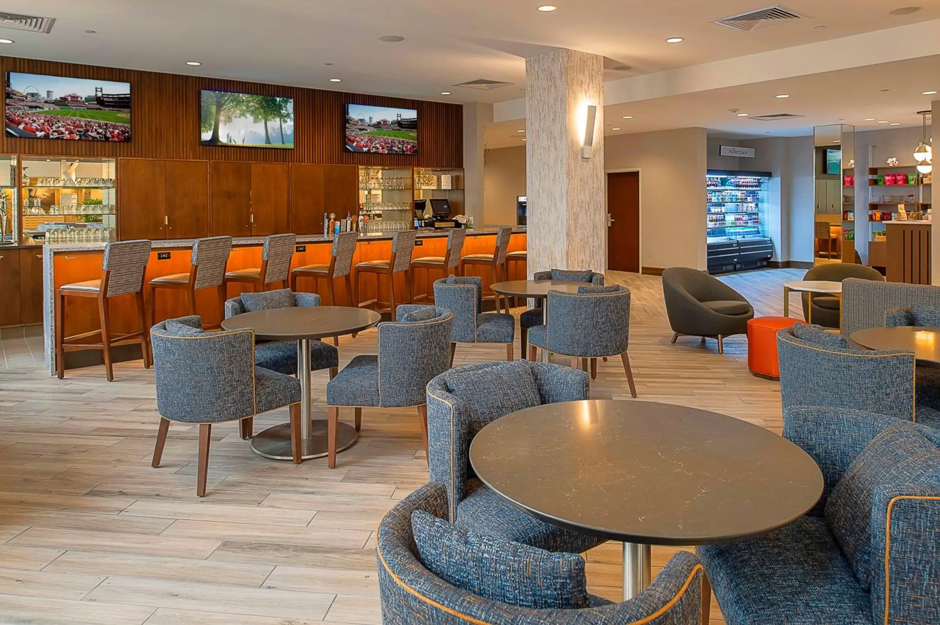 Lounge or bar, Lounge/Bar in Crowne Plaza Hotel St. Louis Airport, an IHG Hotel