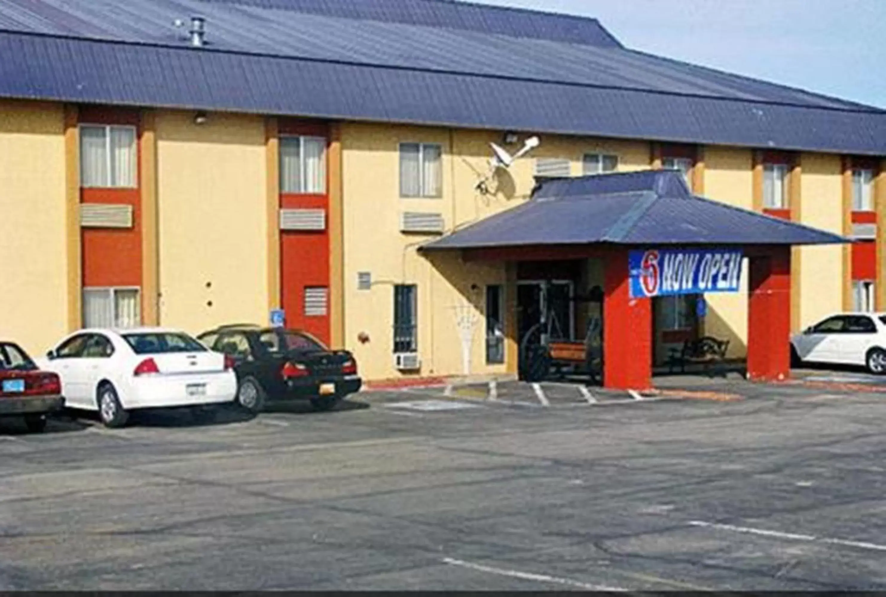 Property building in Motel 6-Moriarty, NM Property building in Motel 6-Moriarty, NM