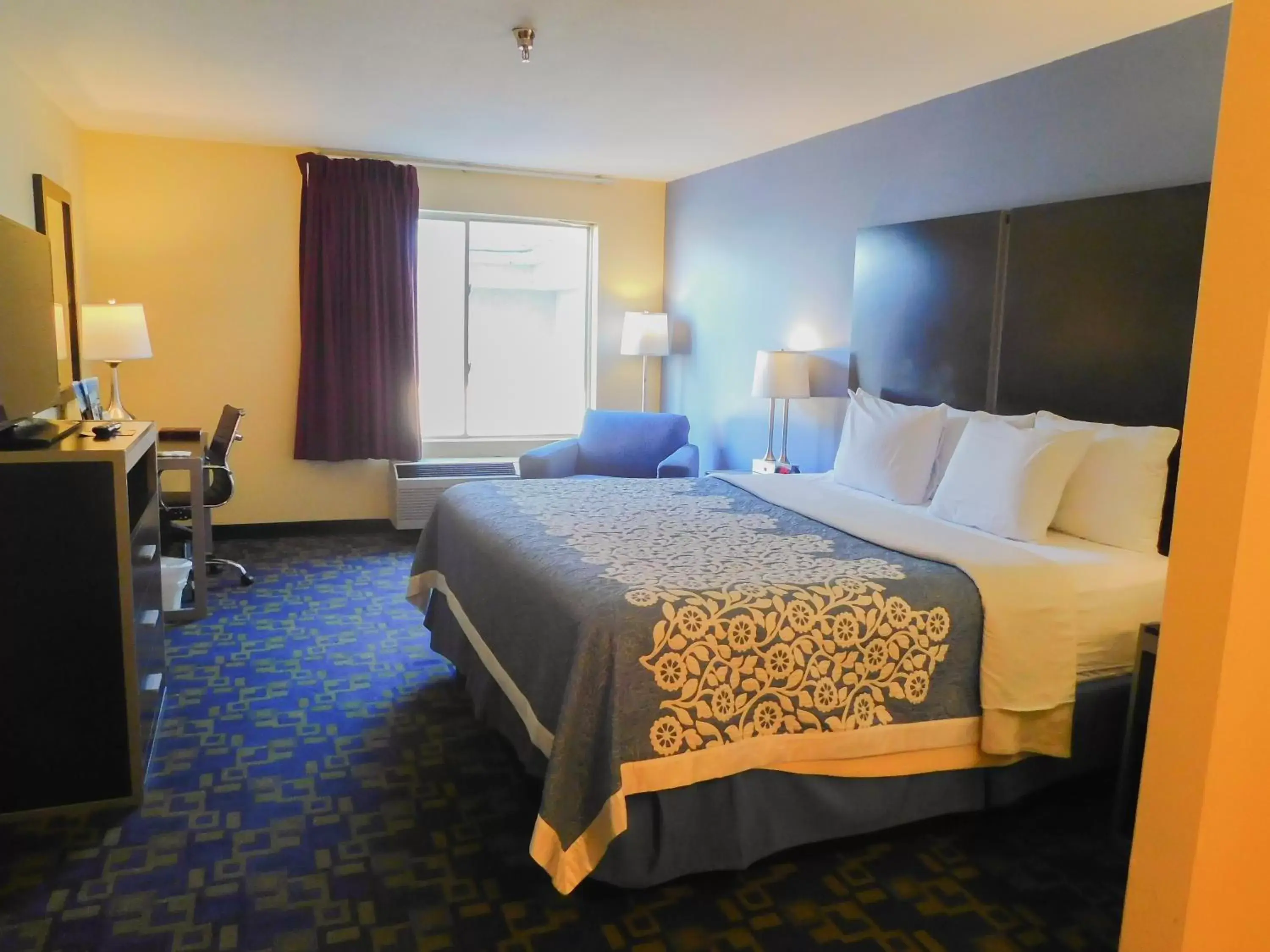 Bed in Days Inn & Suites by Wyndham Pocahontas