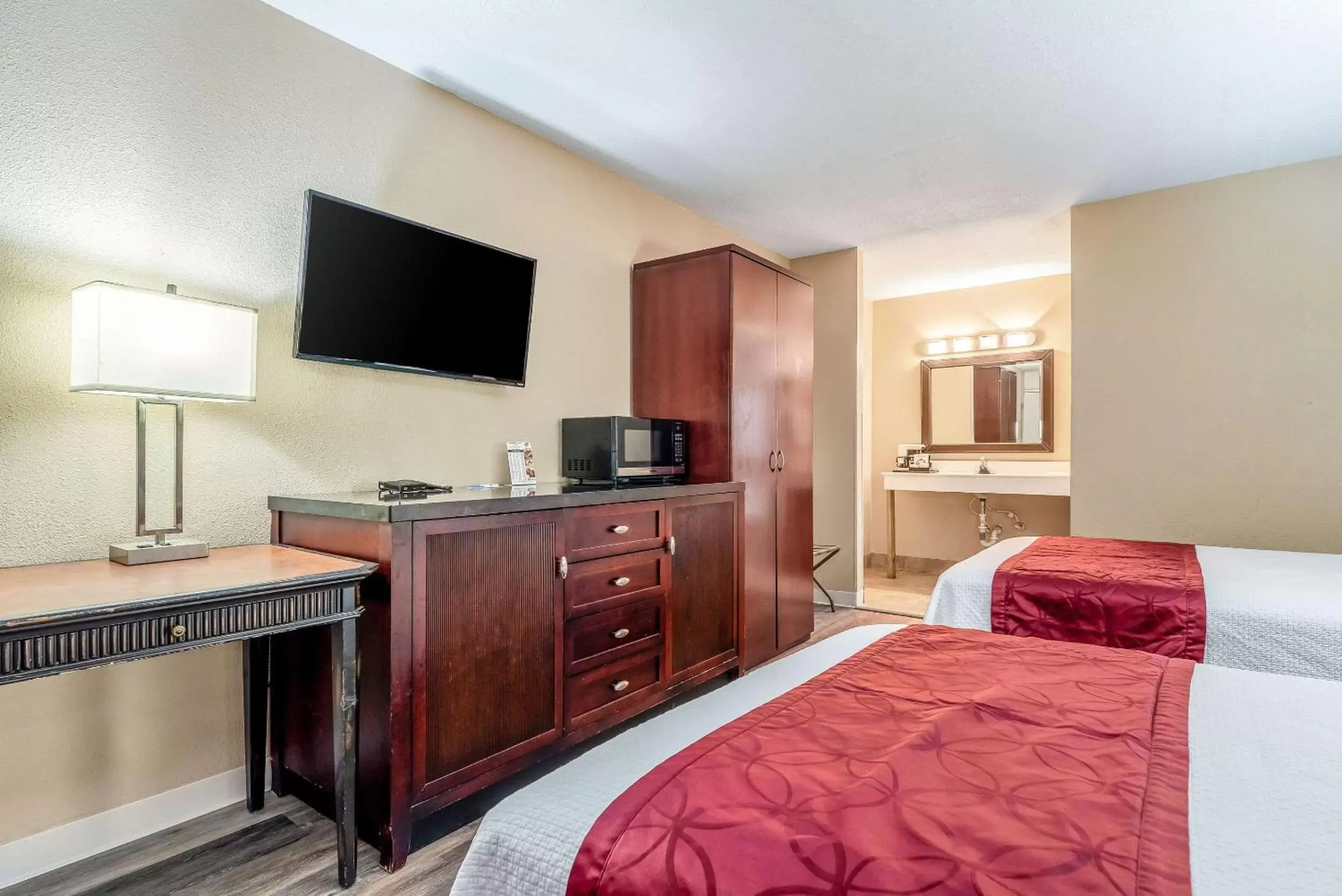 Photo of the whole room, Bed in Rodeway Inn