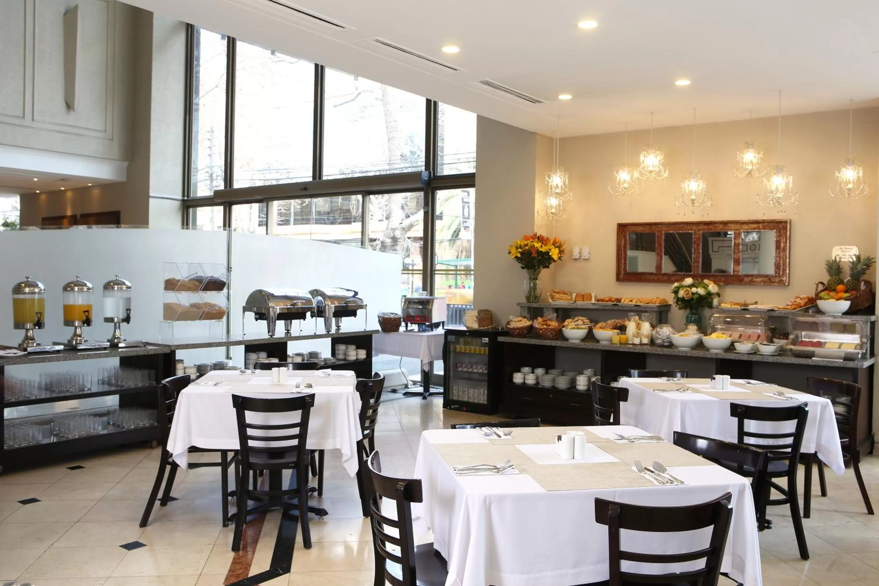 Restaurant/places to eat in MR Hotel Providencia (ex Hotel Neruda)