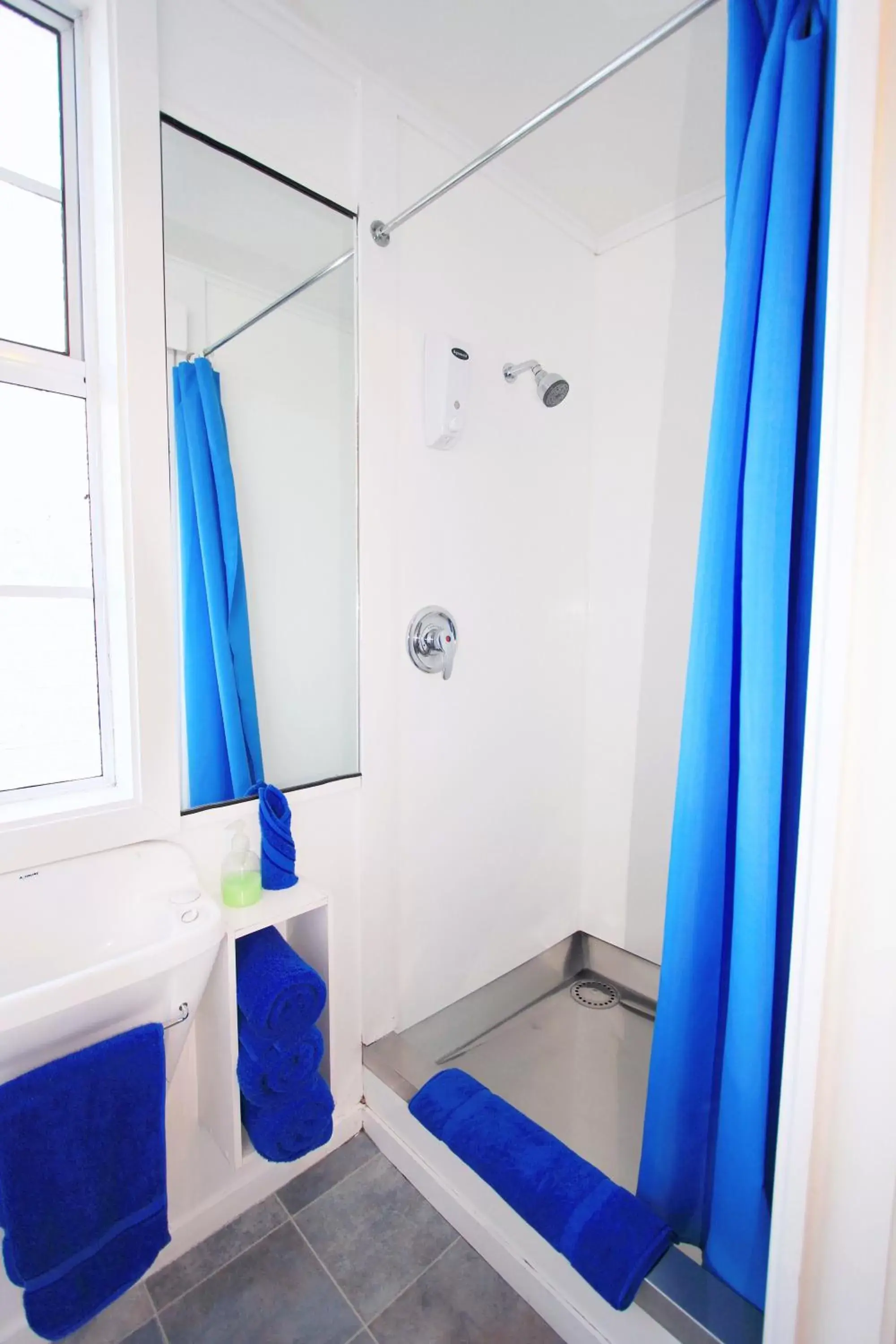 Shower, Bathroom in Golden Glow Motel