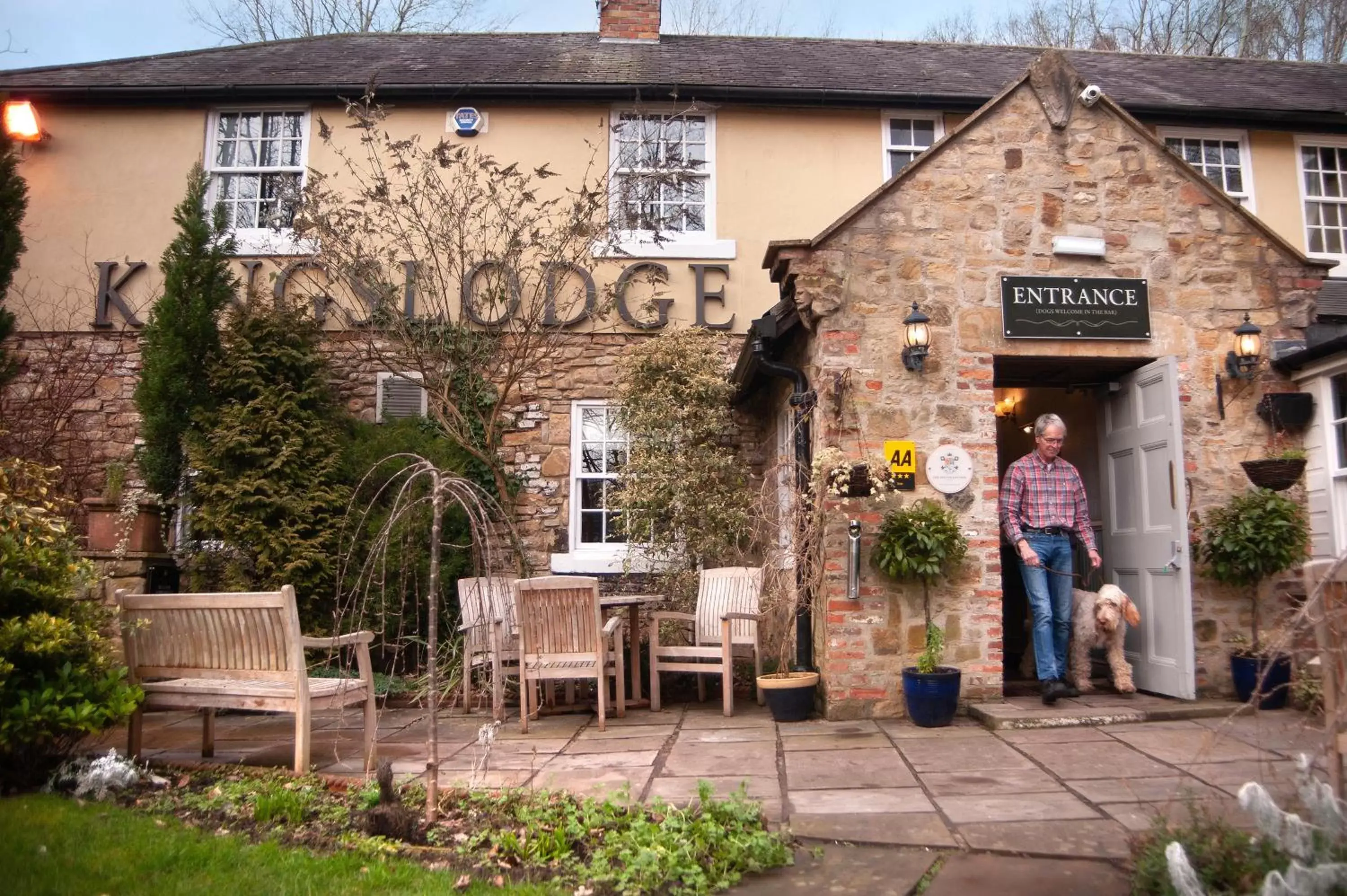 Facade/entrance in The Kingslodge Inn - The Inn Collection Group