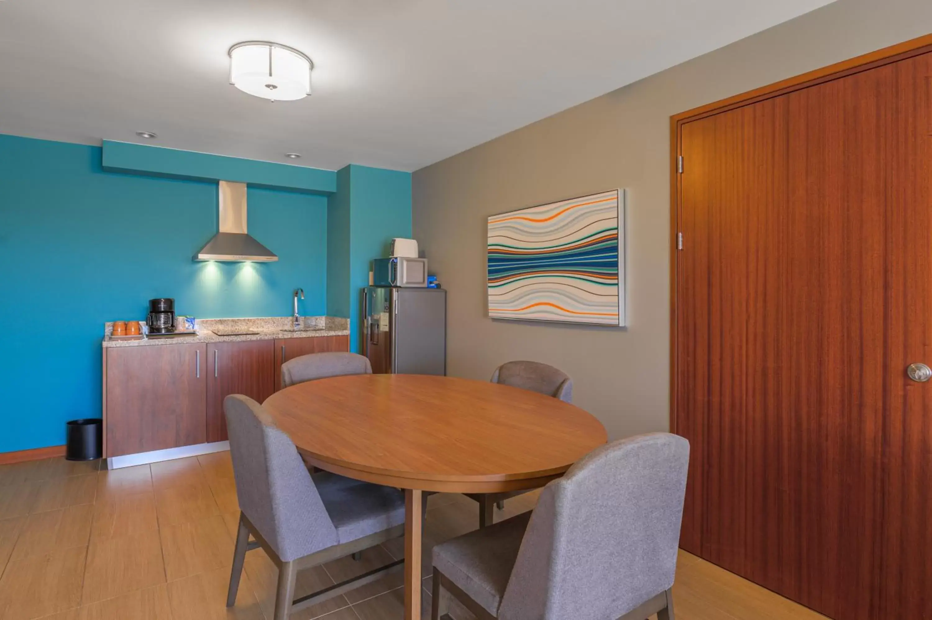 Kitchen or kitchenette, Dining Area in Courtyard by Marriott Bonaire Dive Resort