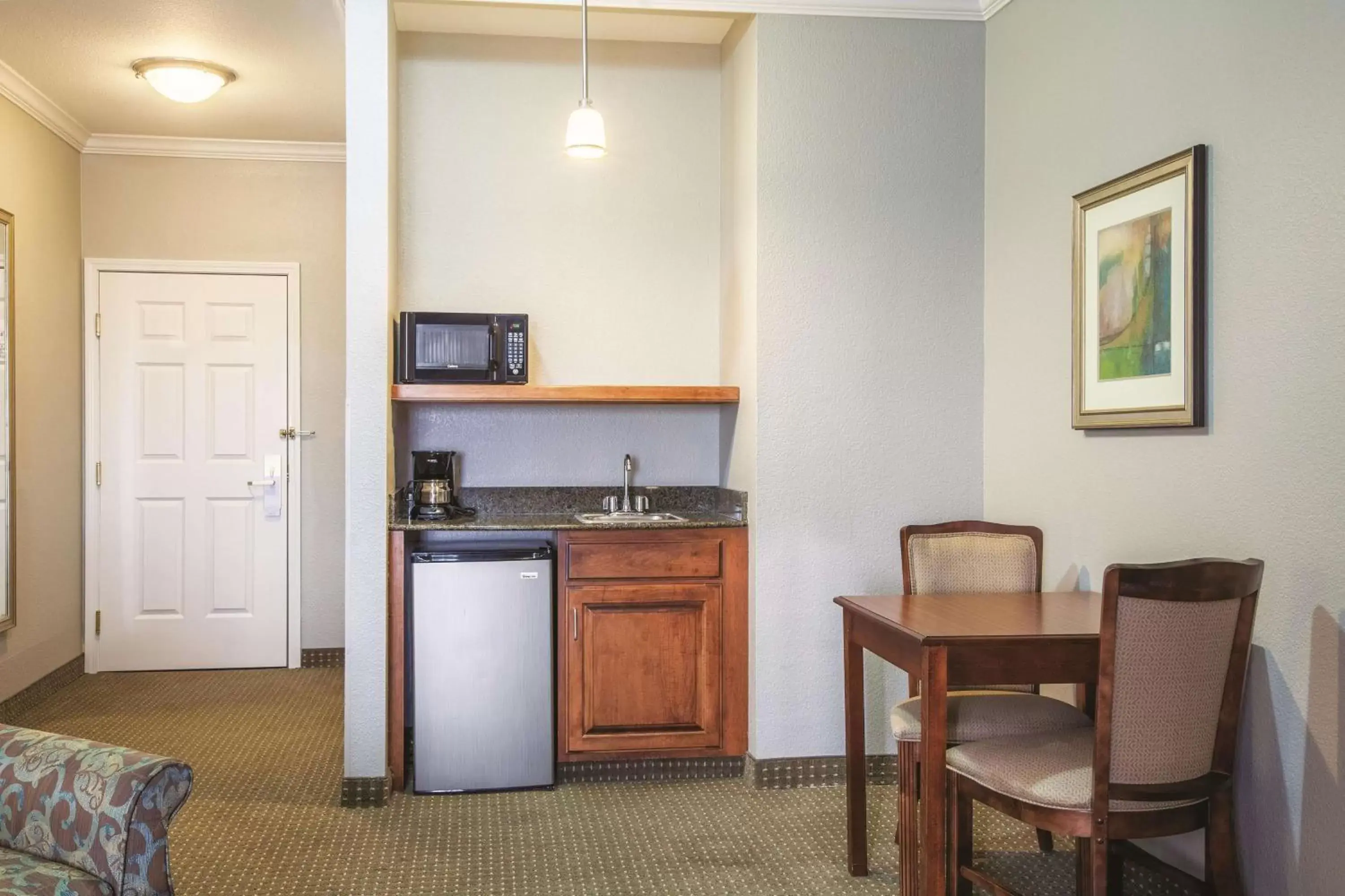 Photo of the whole room, Kitchen/Kitchenette in La Quinta by Wyndham Gainesville