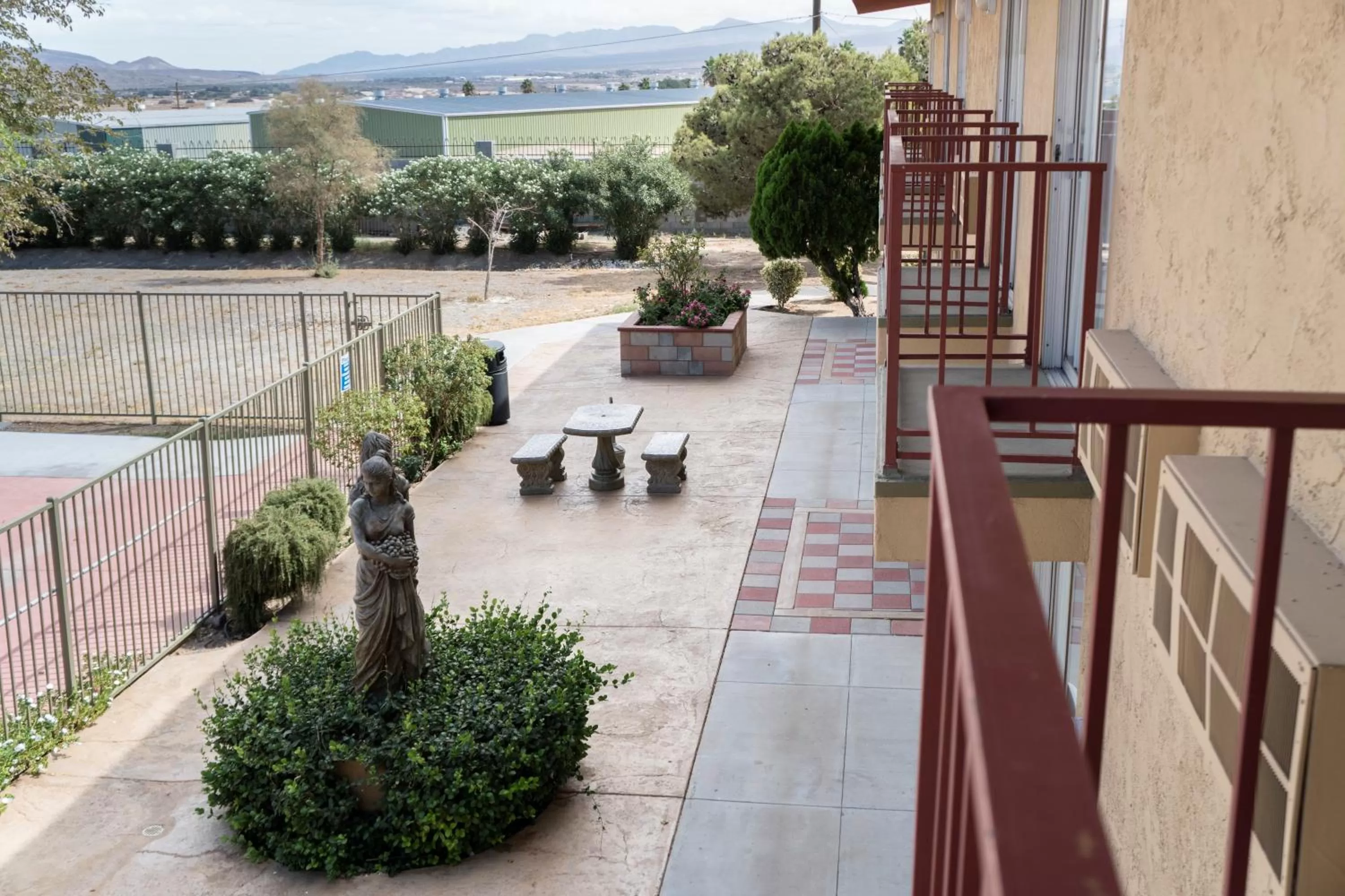 Swimming pool in California Inn Barstow