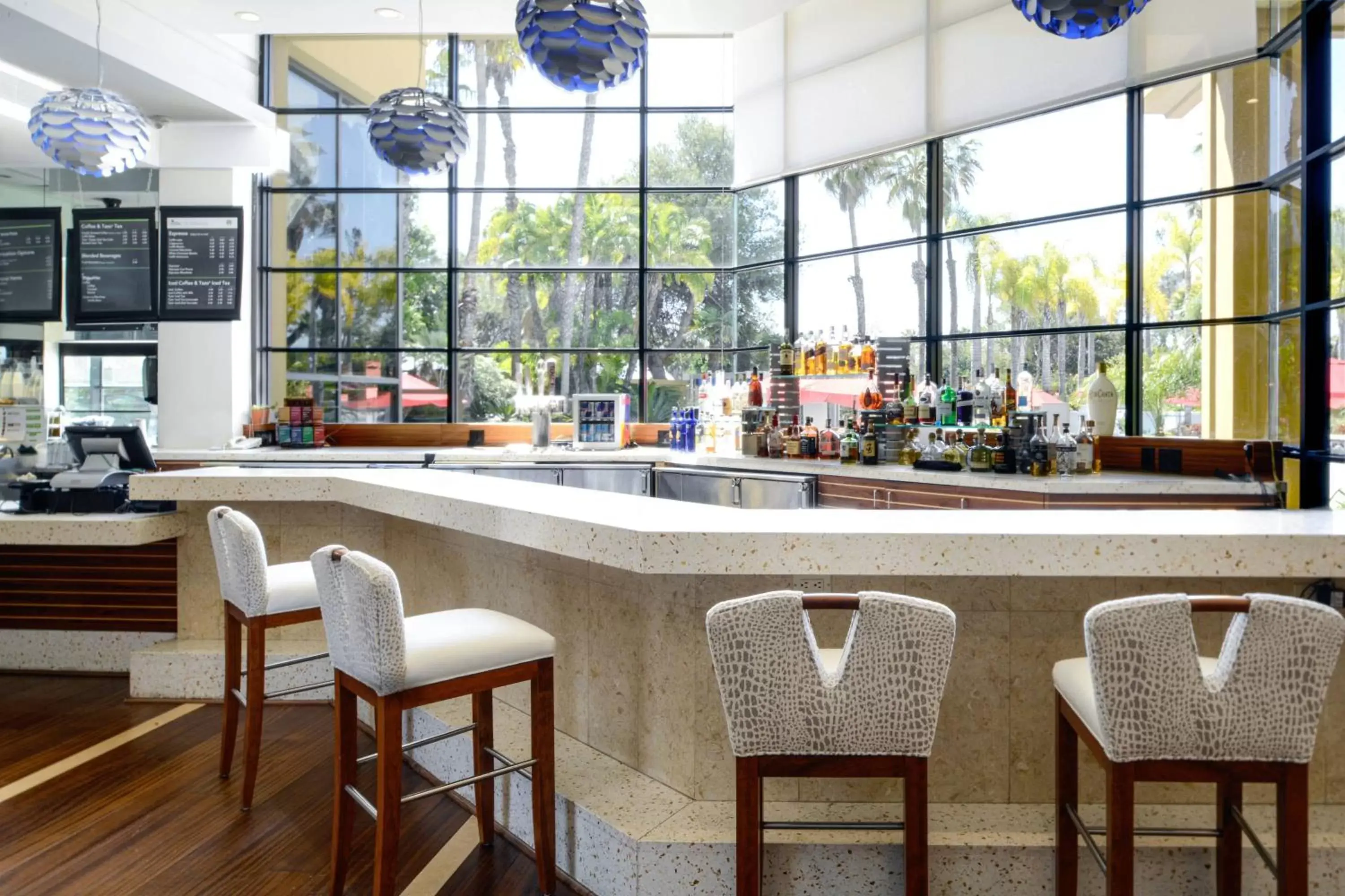 Restaurant/places to eat, Lounge/Bar in Long Beach Marriott