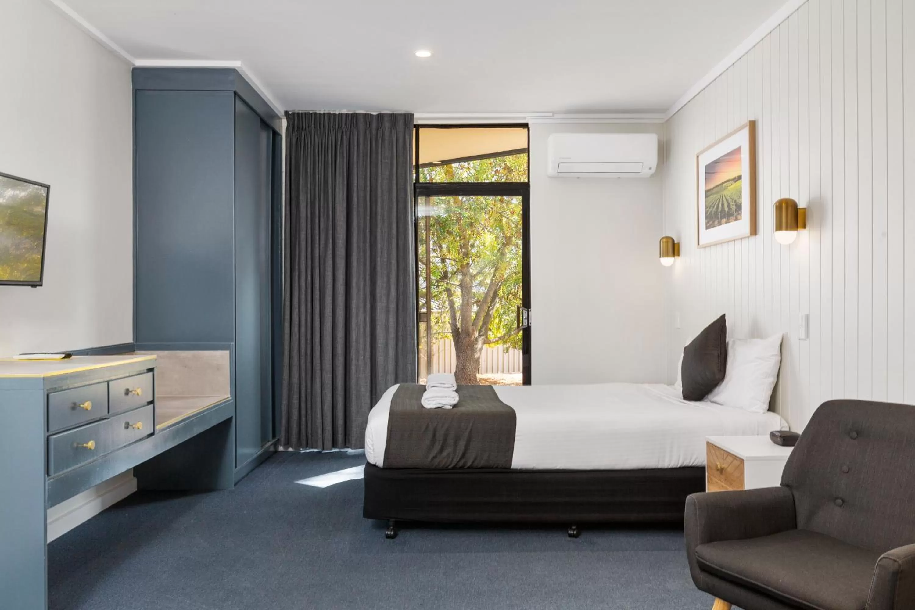 Bedroom, Bed in The Wine Vine Hotel