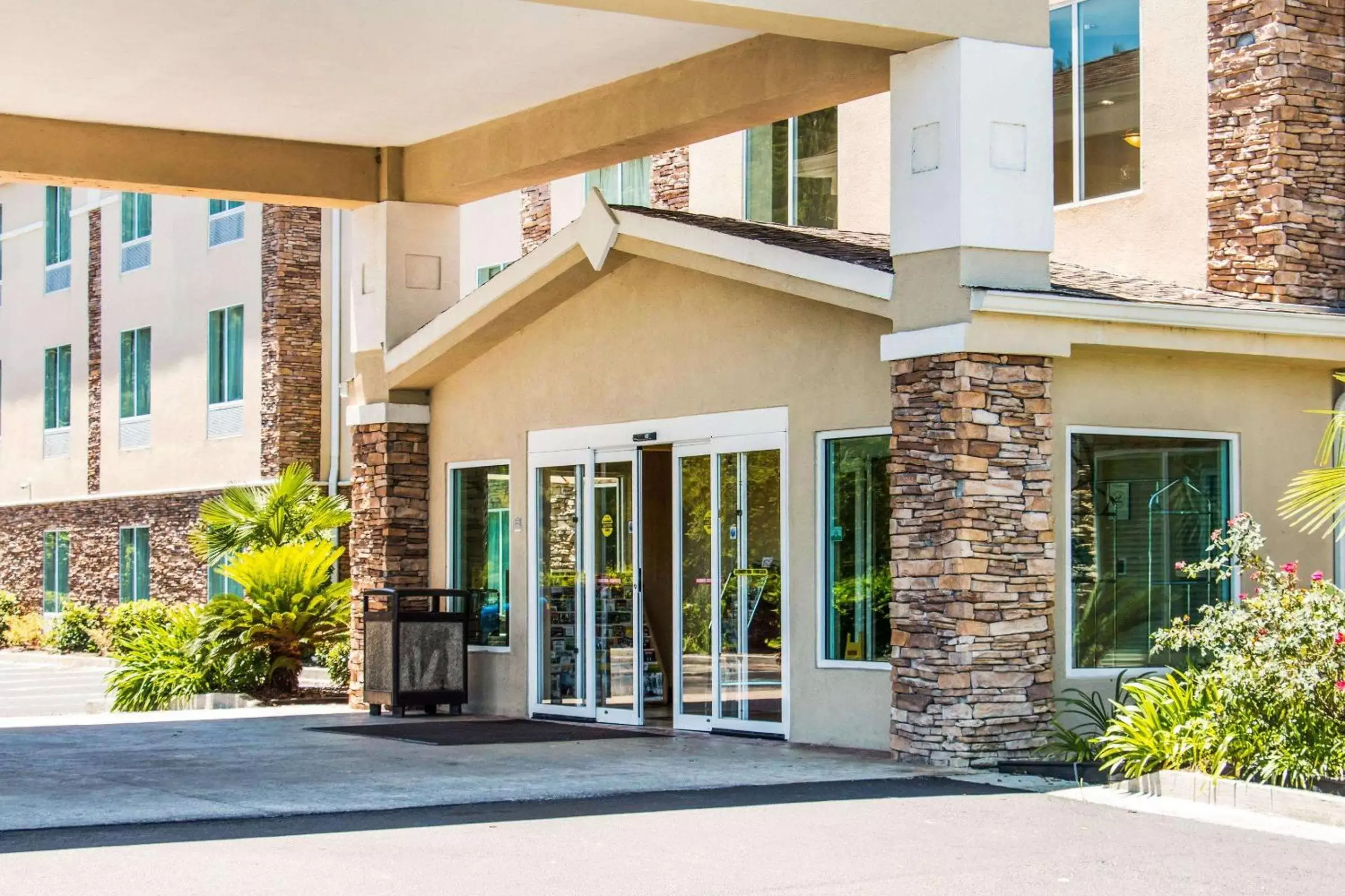 Property building in Sleep Inn & Suites Pooler Property building in Sleep Inn & Suites Pooler