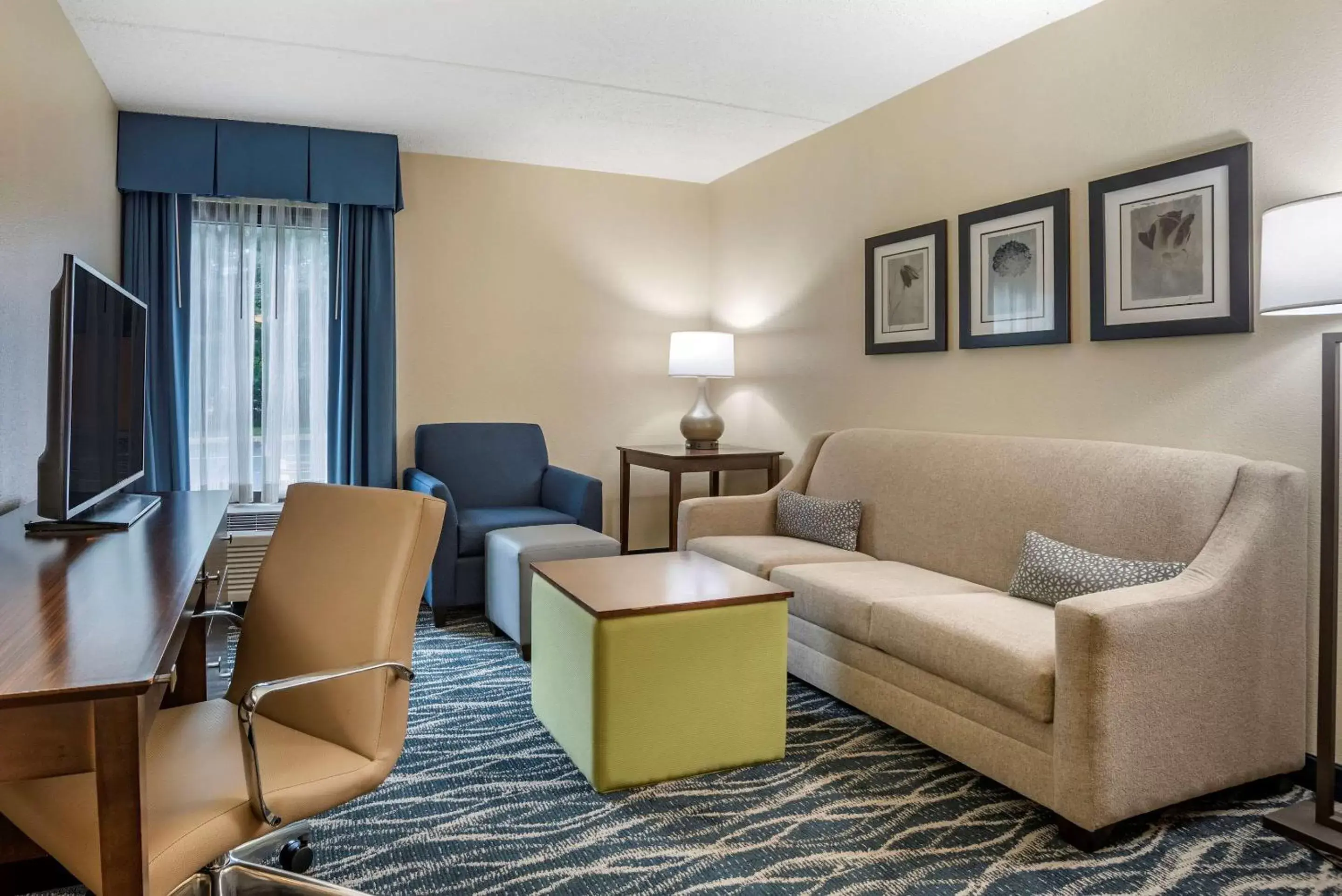 Photo of the whole room, Seating Area in Comfort Inn and Suites Newark