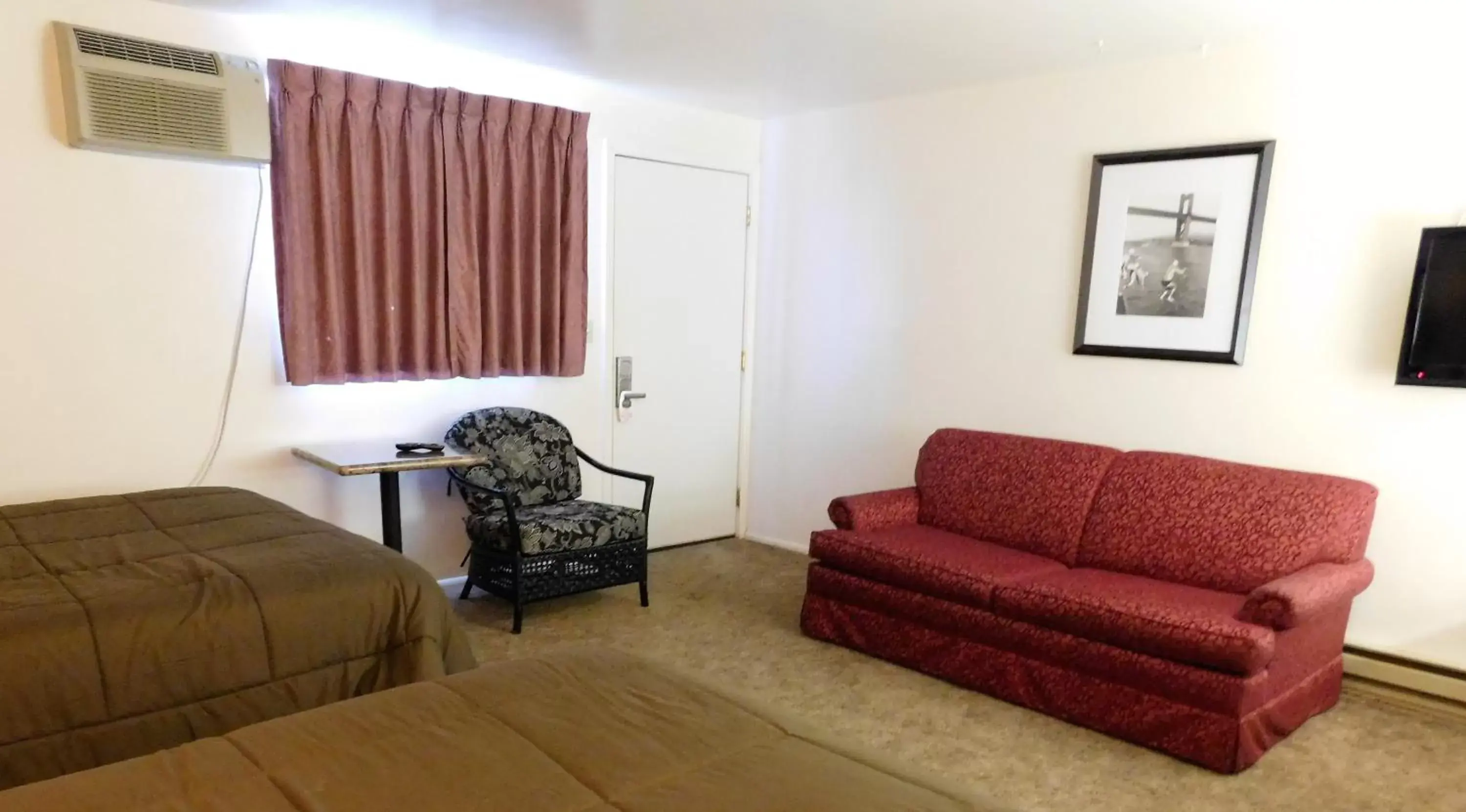 Bedroom, Seating Area in Capri Motel