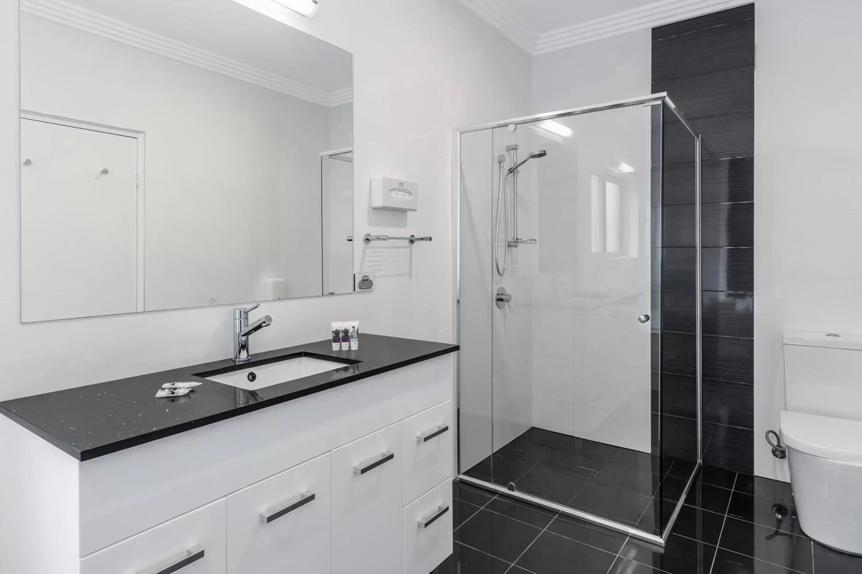 Shower, Bathroom in Mercure Goulburn