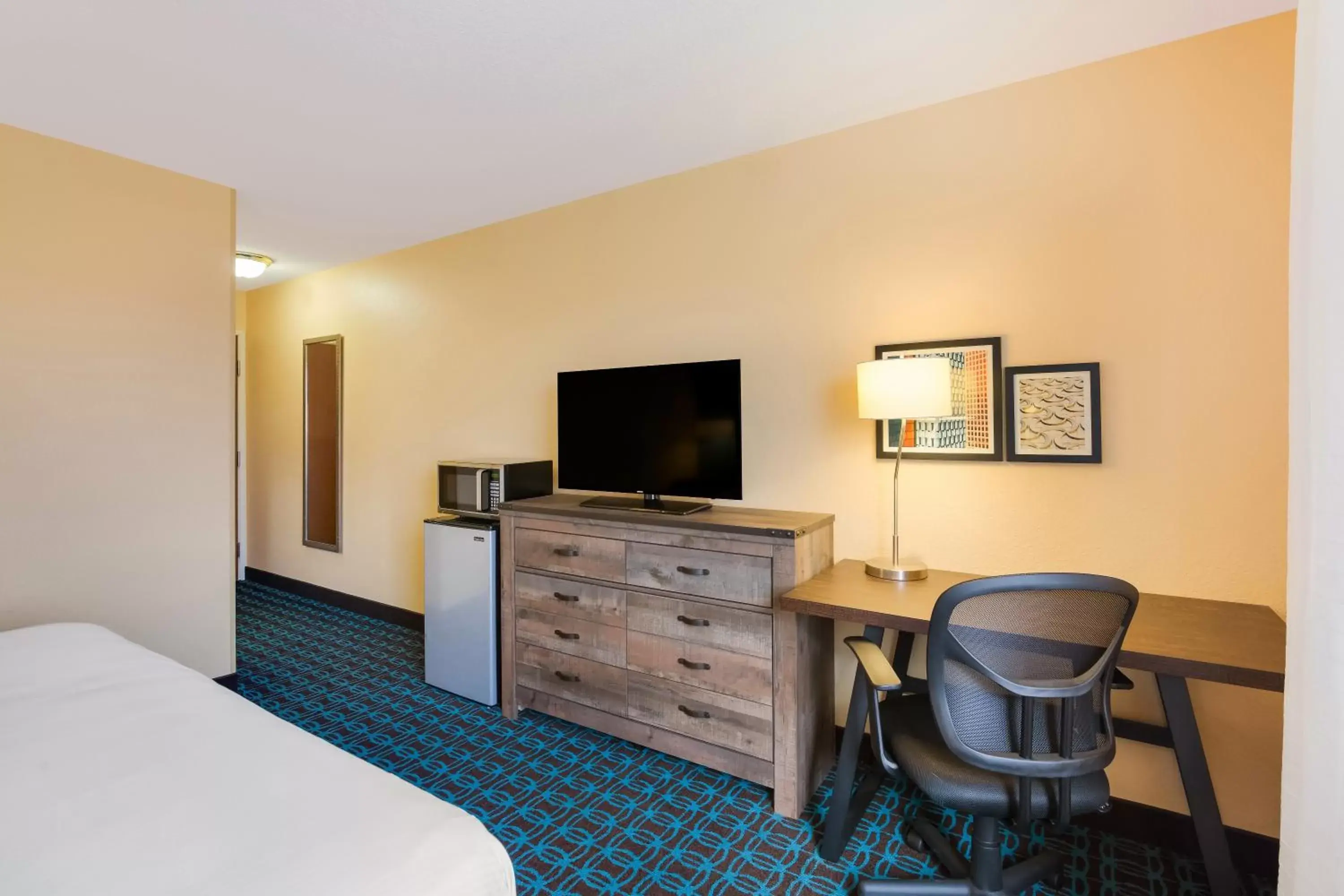 Bedroom, TV/Entertainment Center in SureStay Plus Hotel by Best Western Minot