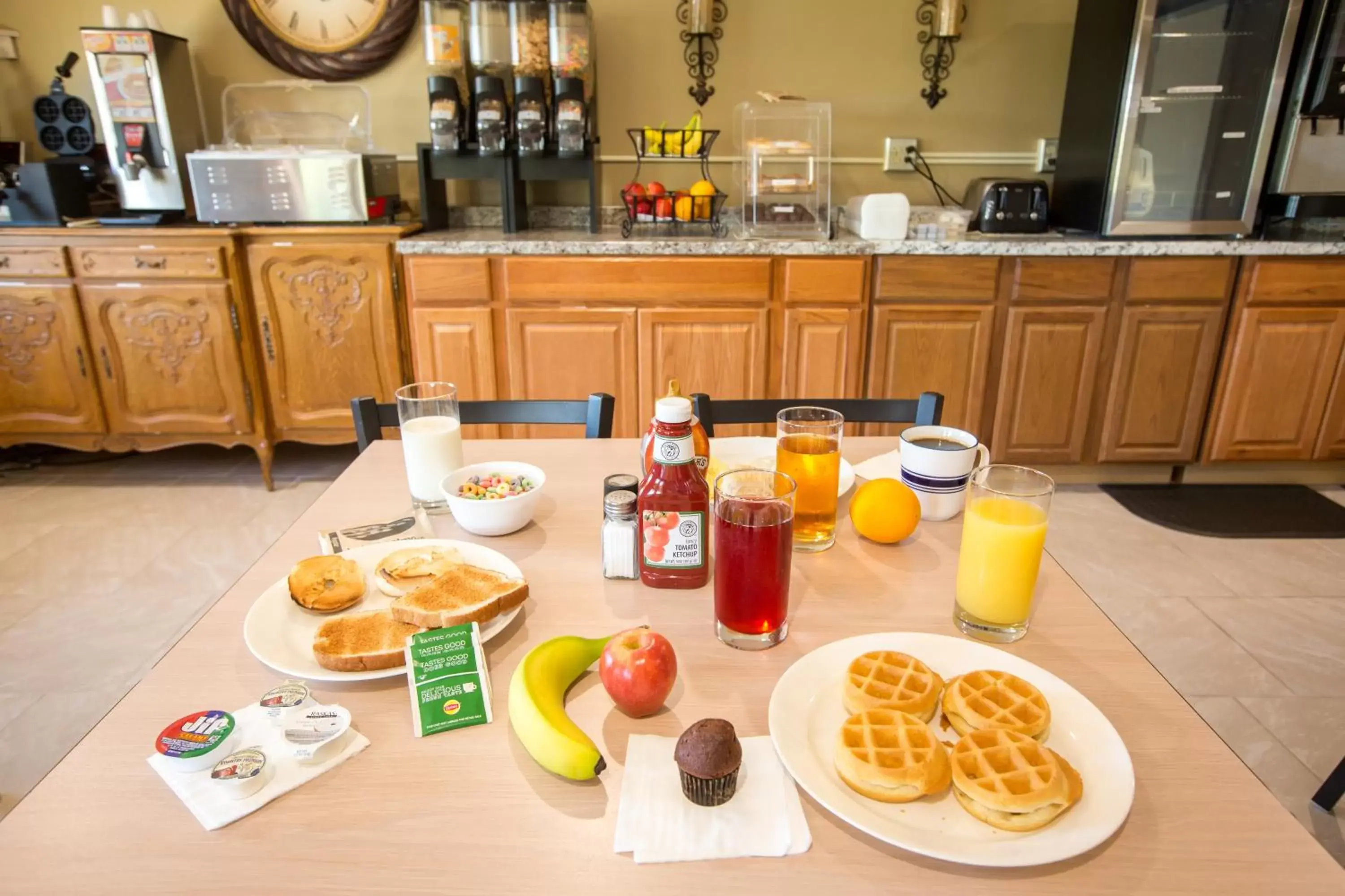 Kitchen or kitchenette, Breakfast in Rosebud Inn