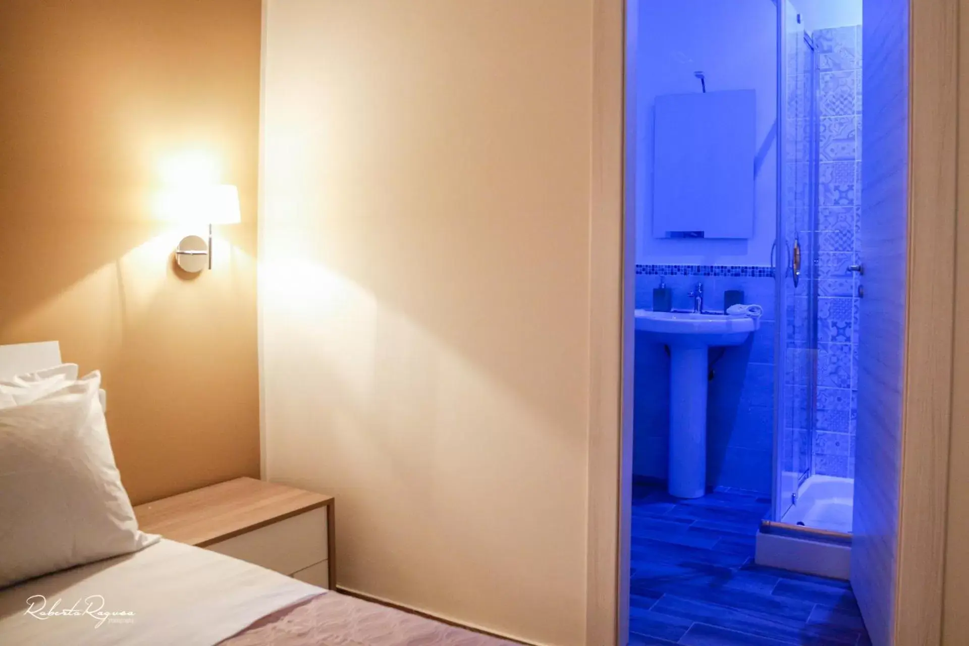 Shower, Bed in Quinto Stabile Rooms&Suite