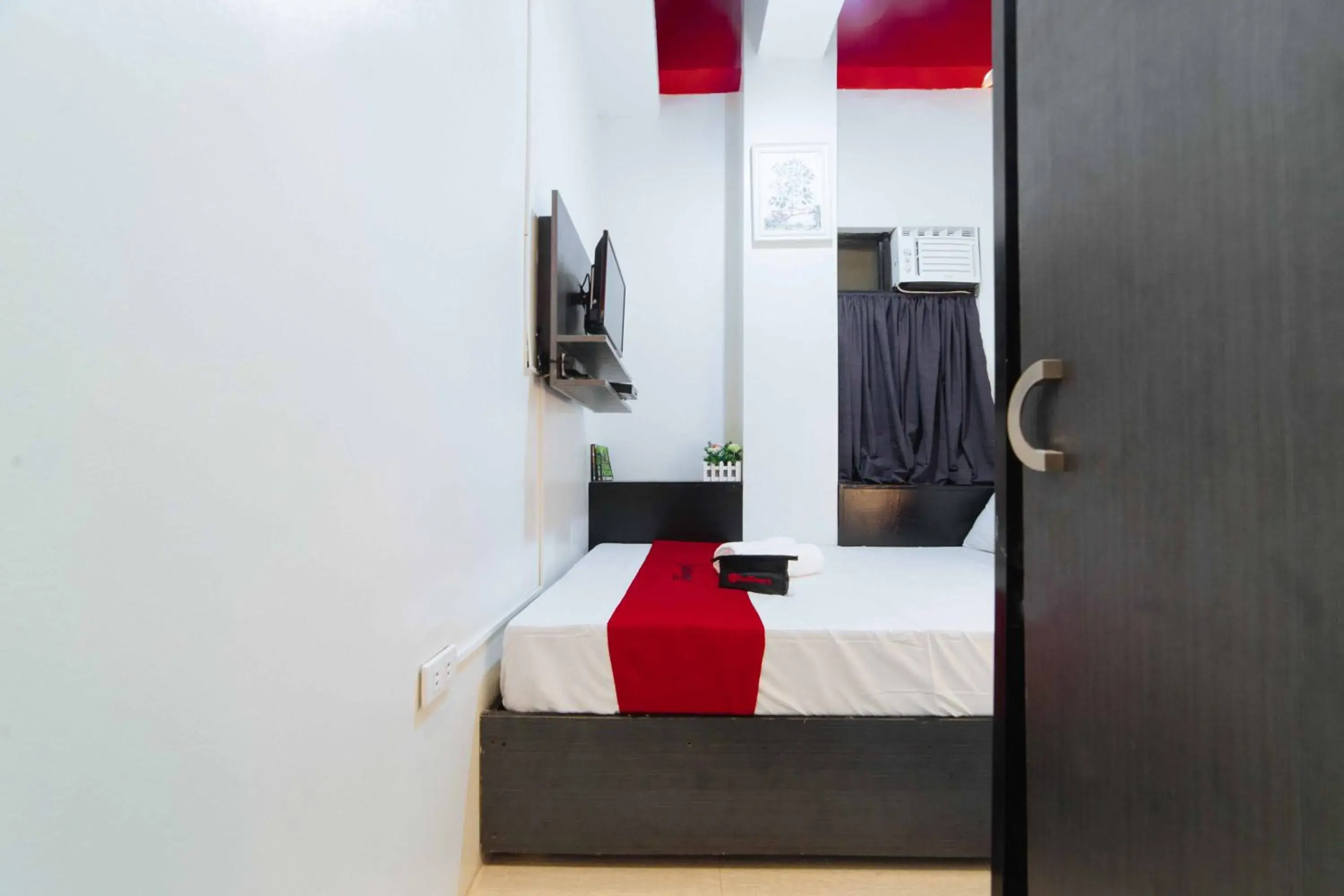 Bedroom, Bed in RedDoorz near G Mall Bajada- Multiple Use Hotel