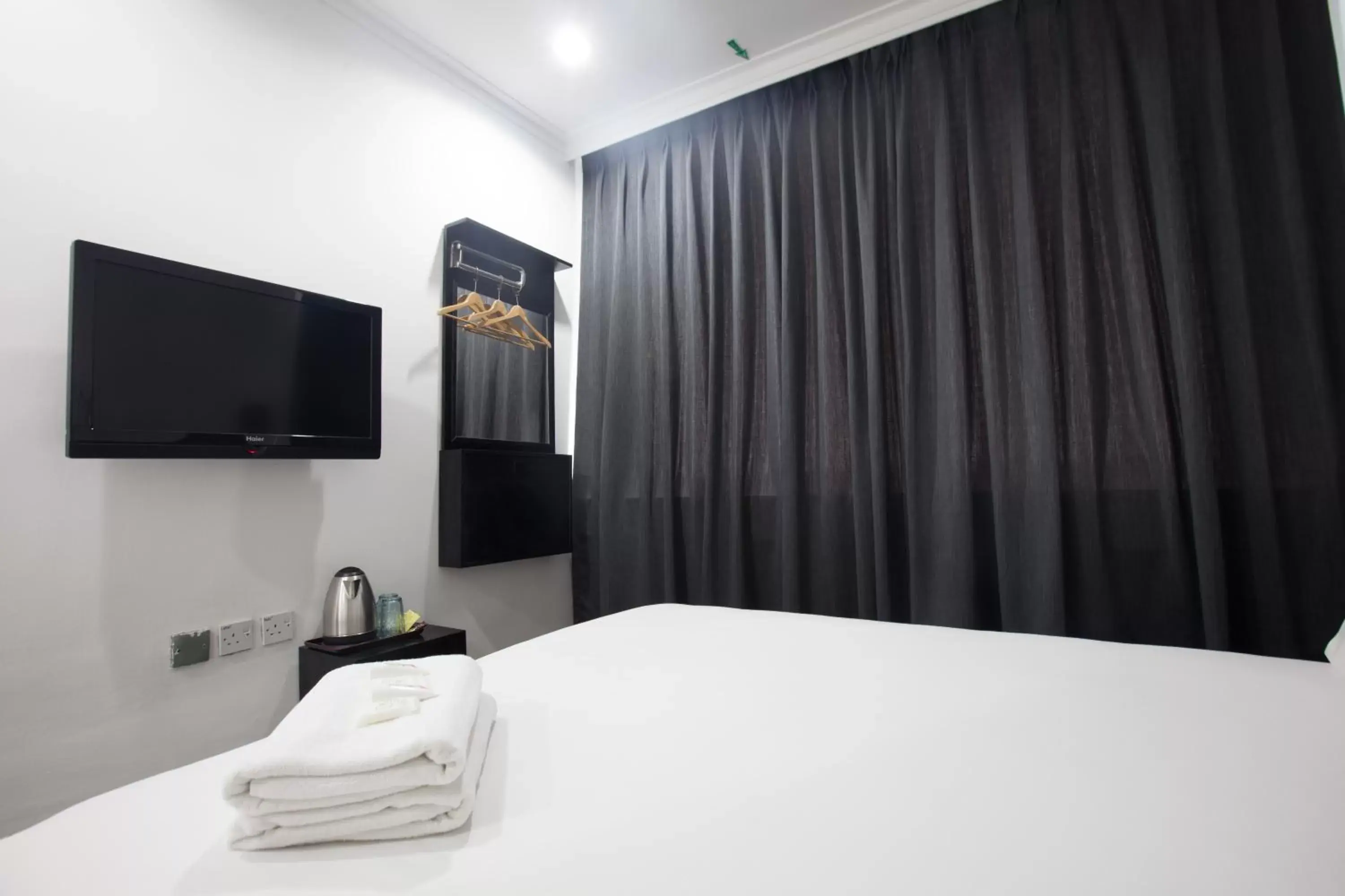 Communal lounge/ TV room, TV/Entertainment Center in Tune Hotel - Waterfront Kuching