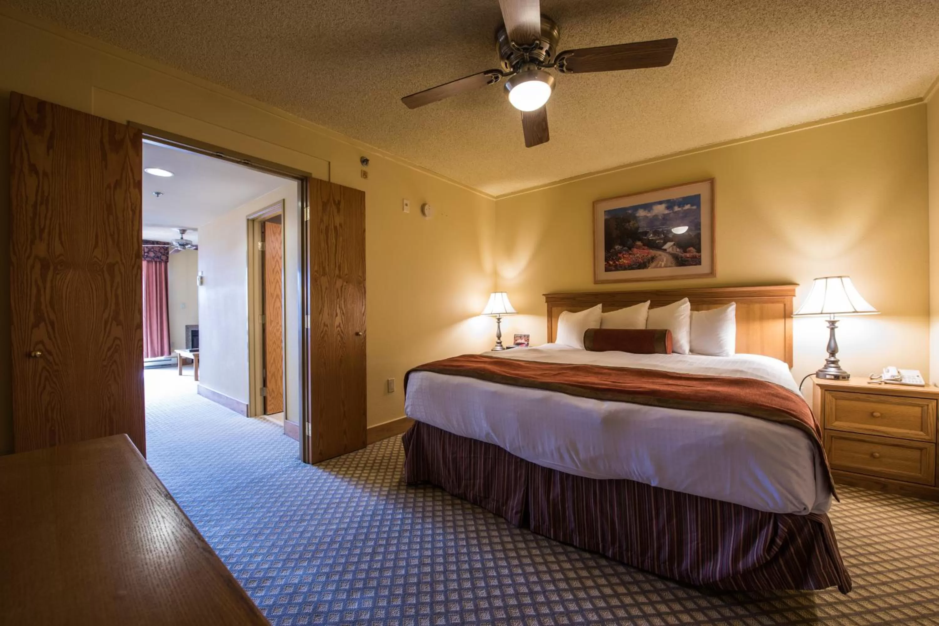 Bed in The Grand Lodge Hotel and Suites