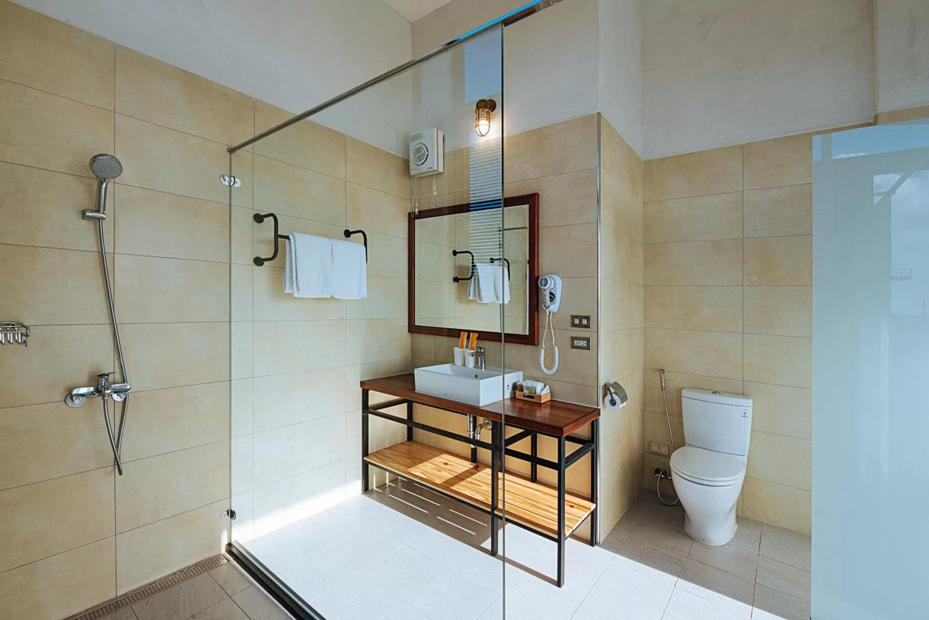 Shower in Chillax Inn B&B 恆春鬆塊民宿