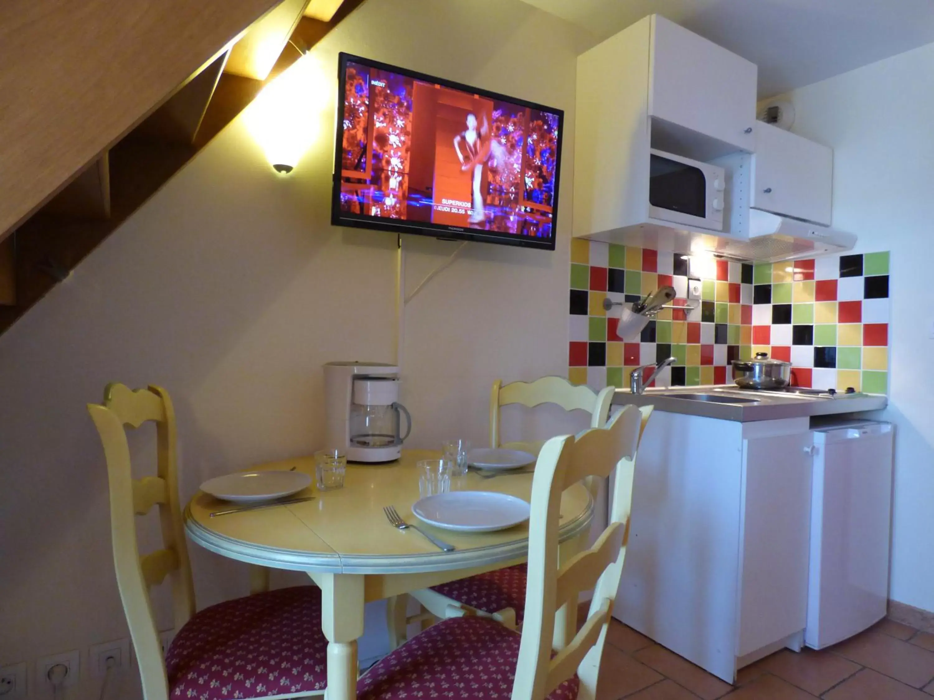 Kitchen or kitchenette, TV/Entertainment Center in Appart'Hotel Festival Sud Aqua - Avignon TGV