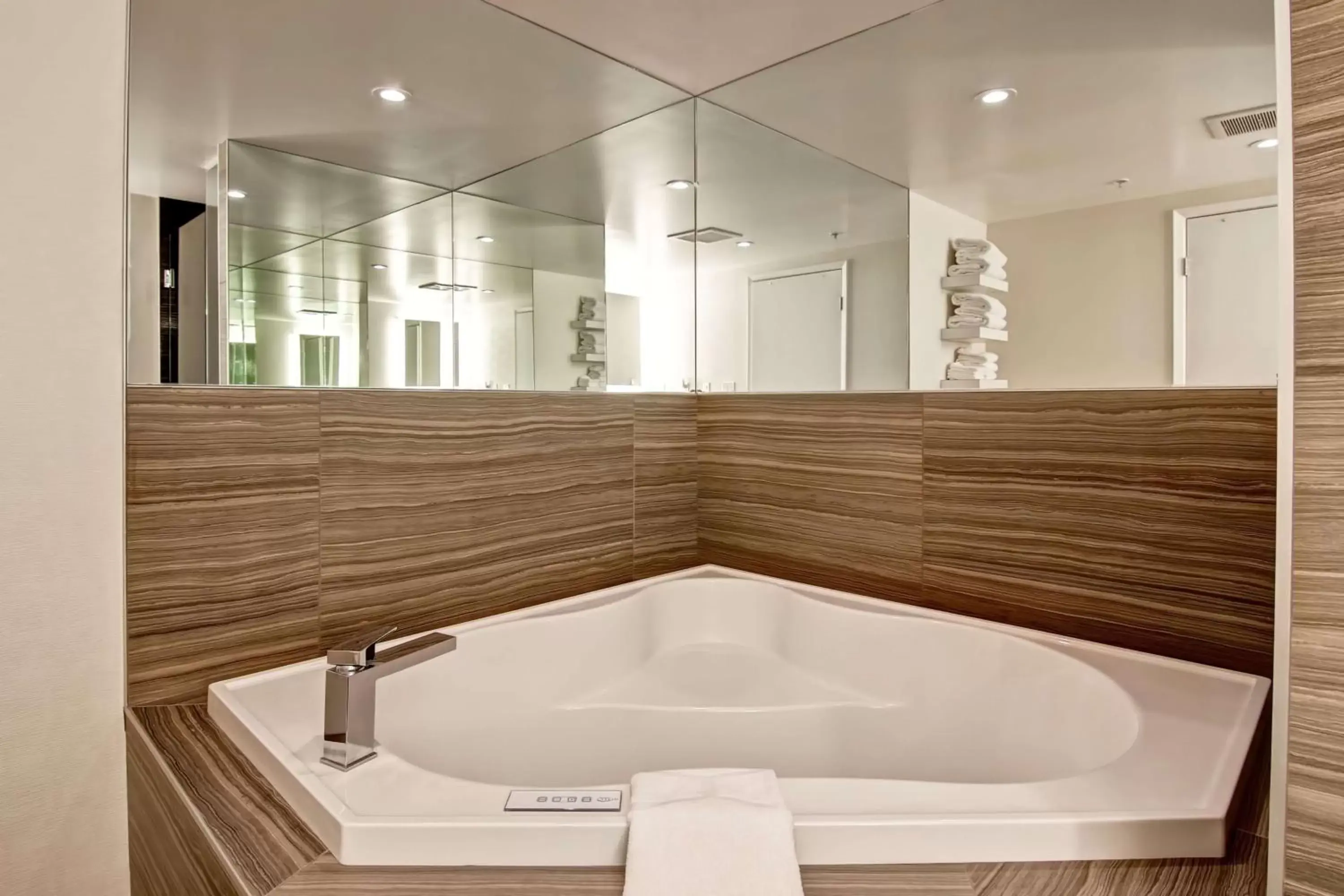 Bathroom in Hampton Inn & Suites by Hilton Calgary-Airport