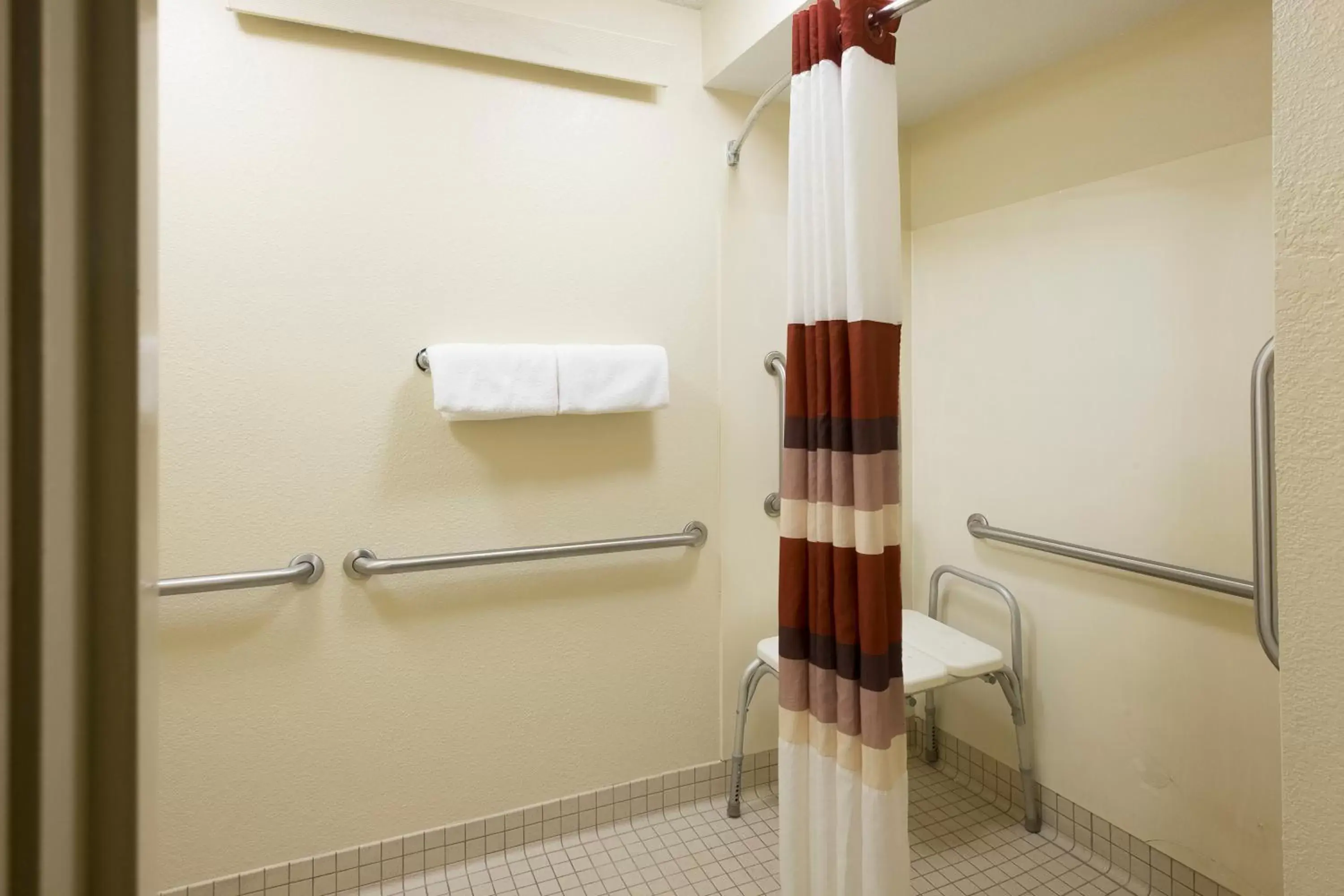 Bathroom in Red Roof Inn PLUS+ Wilmington - Newark