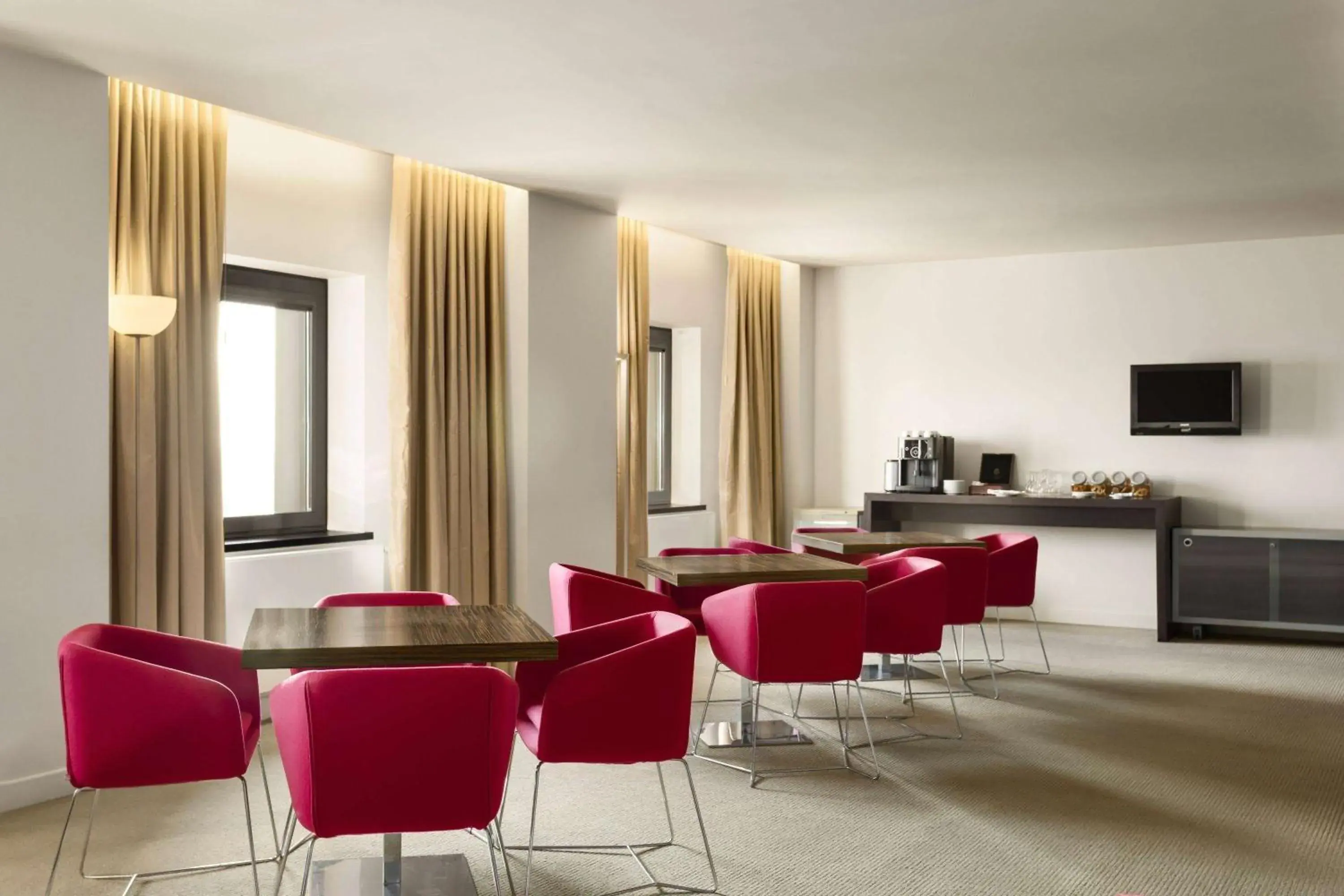 Lounge or bar, Seating Area in Ramada Plaza by Wyndham Bucharest Convention Center
