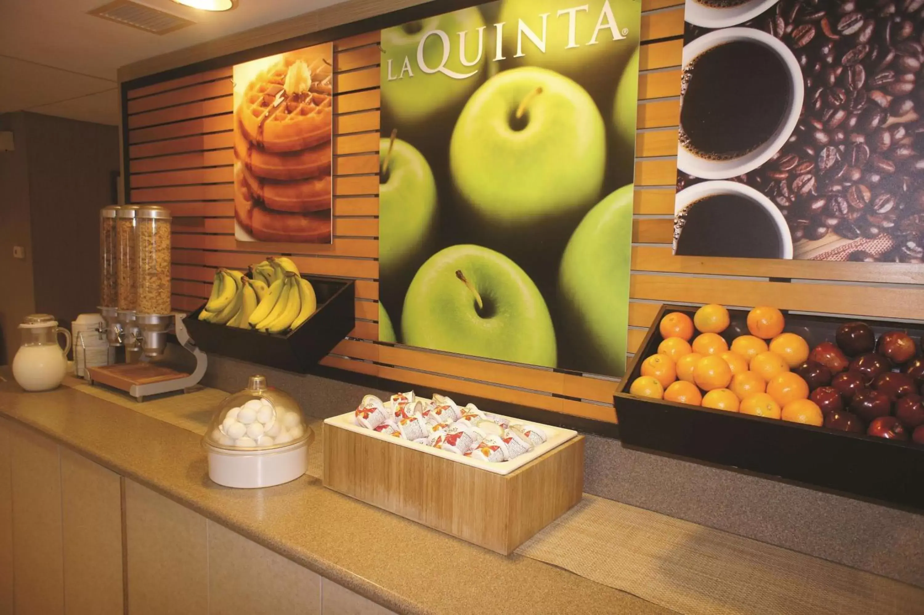 Restaurant/places to eat in La Quinta by Wyndham Boston Somerville