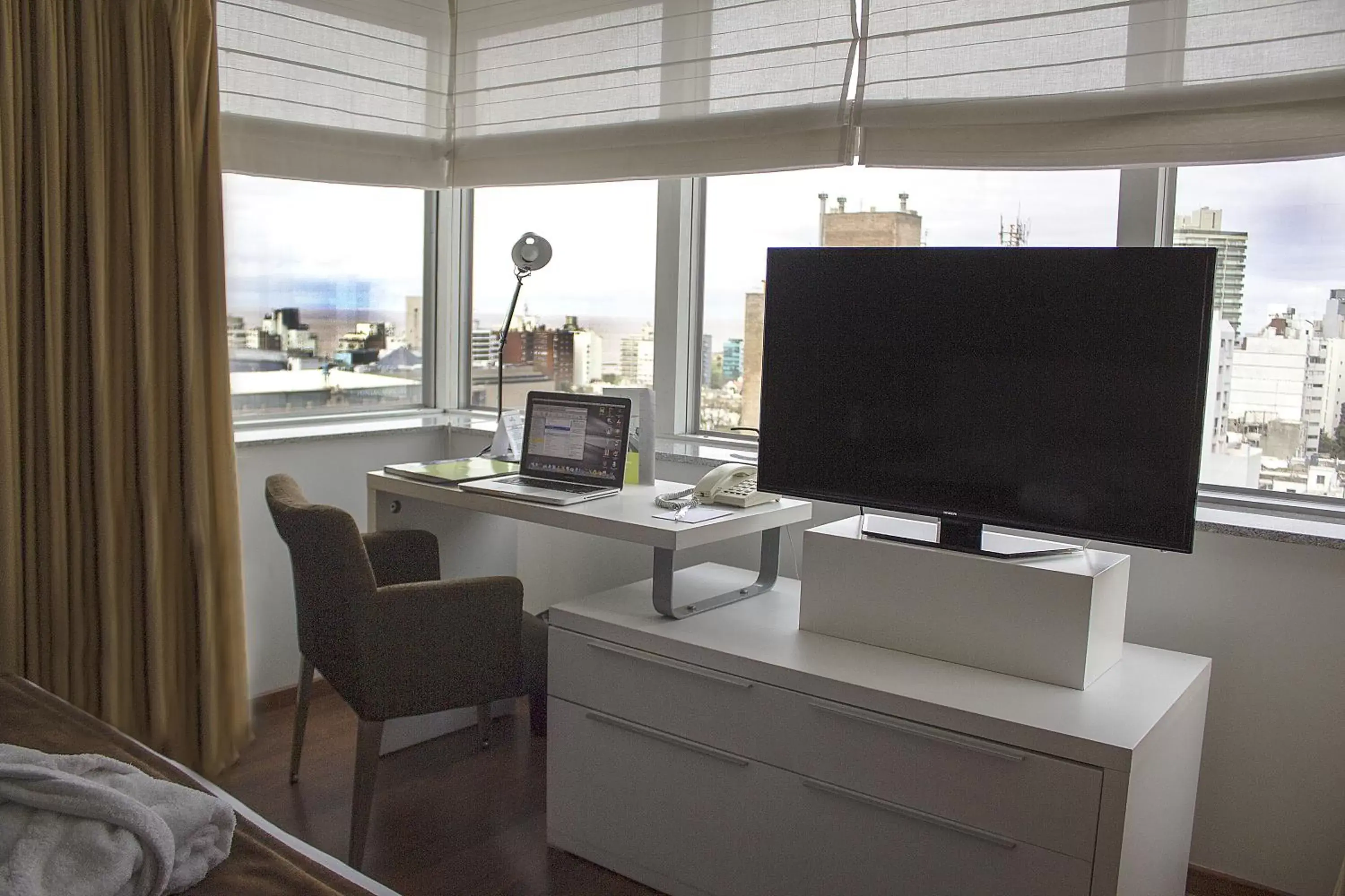 Photo of the whole room, TV/Entertainment Center in Regency Golf - Hotel Urbano