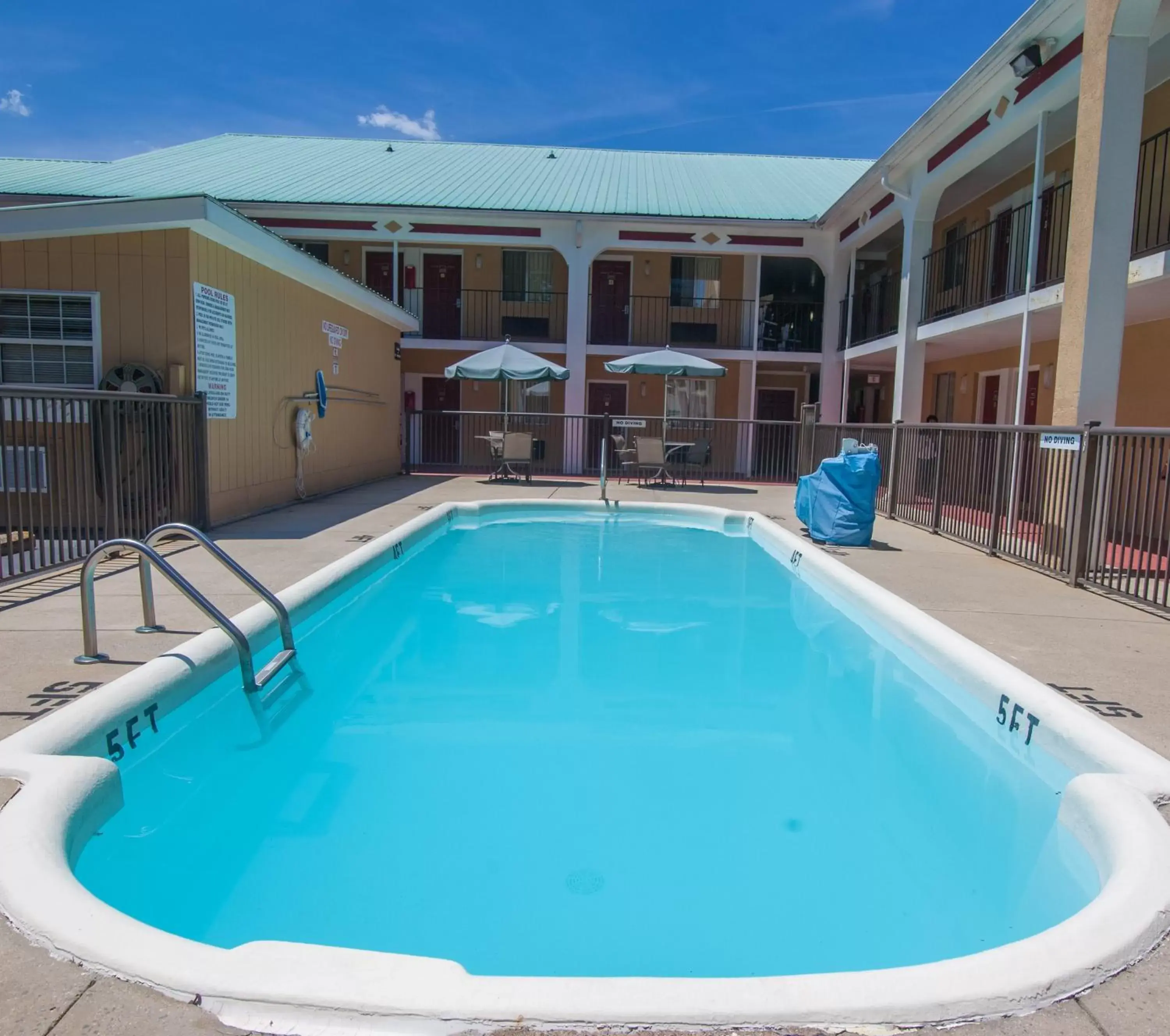 Swimming Pool in Red Roof Inn Crossville