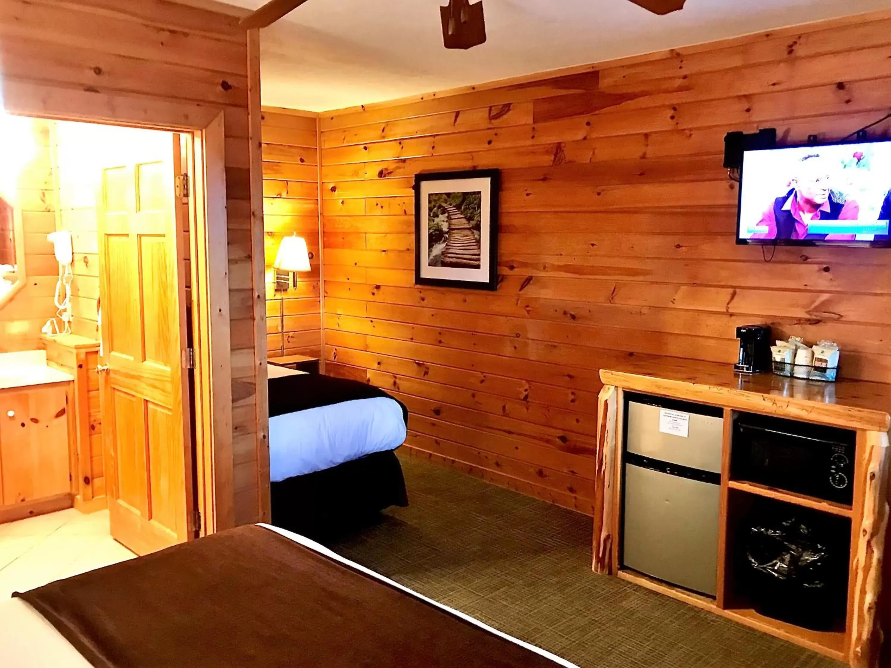 Photo of the whole room, Bed in Mountain Top Inn and Resort