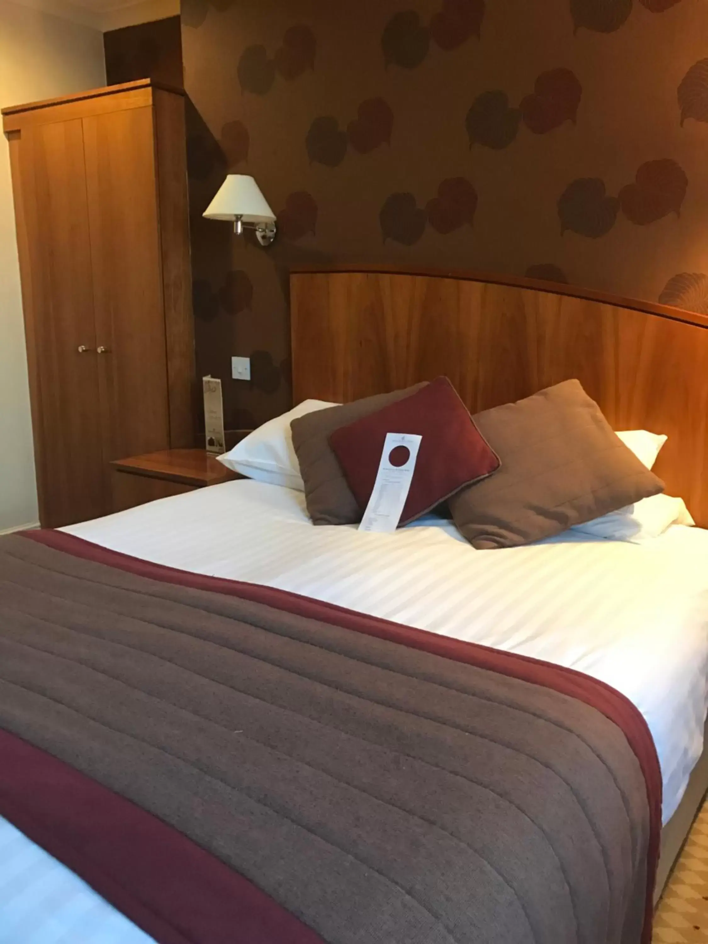 TV and multimedia, Bed in Crown & Mitre Hotel