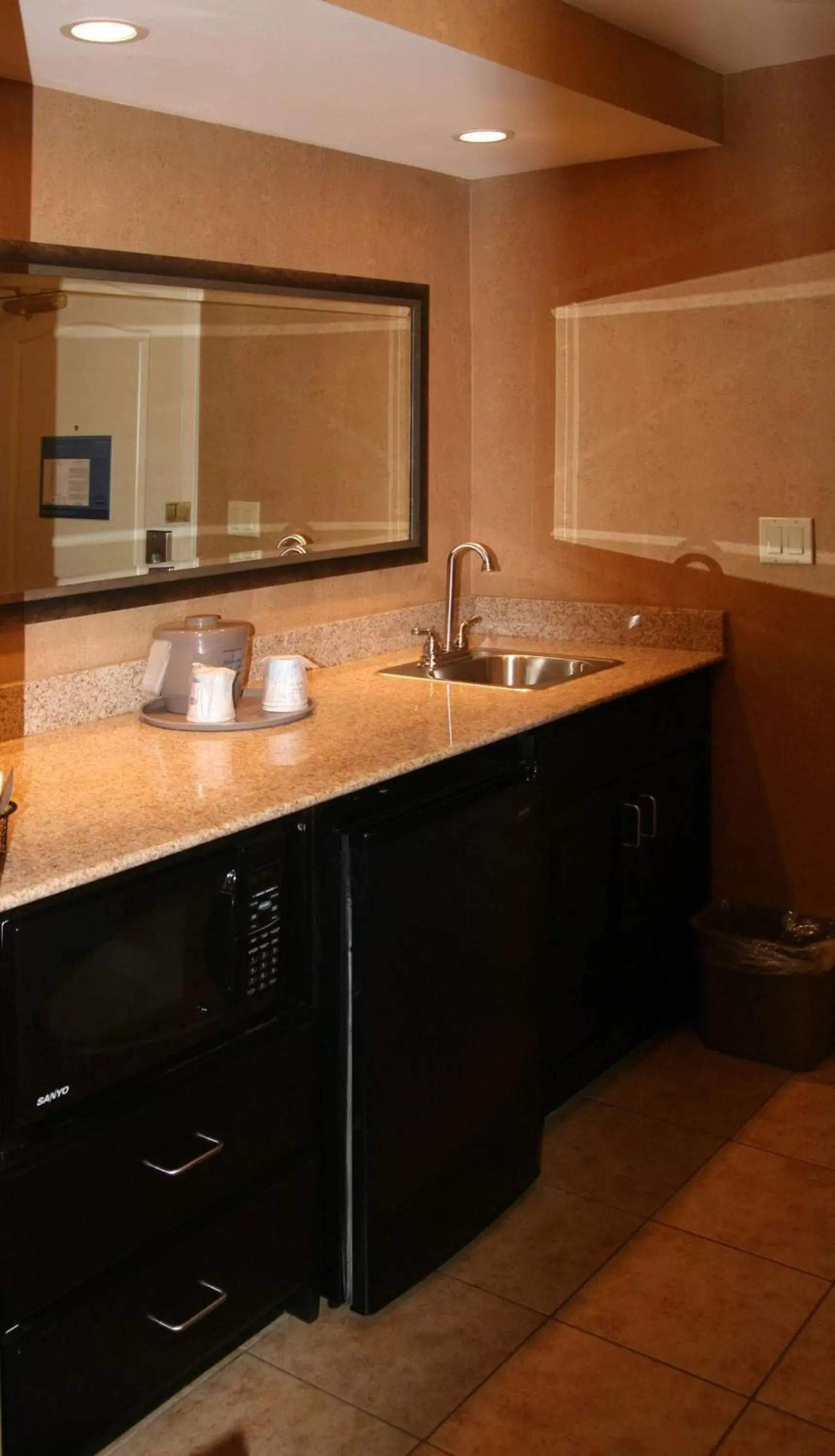 Kitchen or kitchenette, Bathroom in Hampton Inn and Suites Barstow
