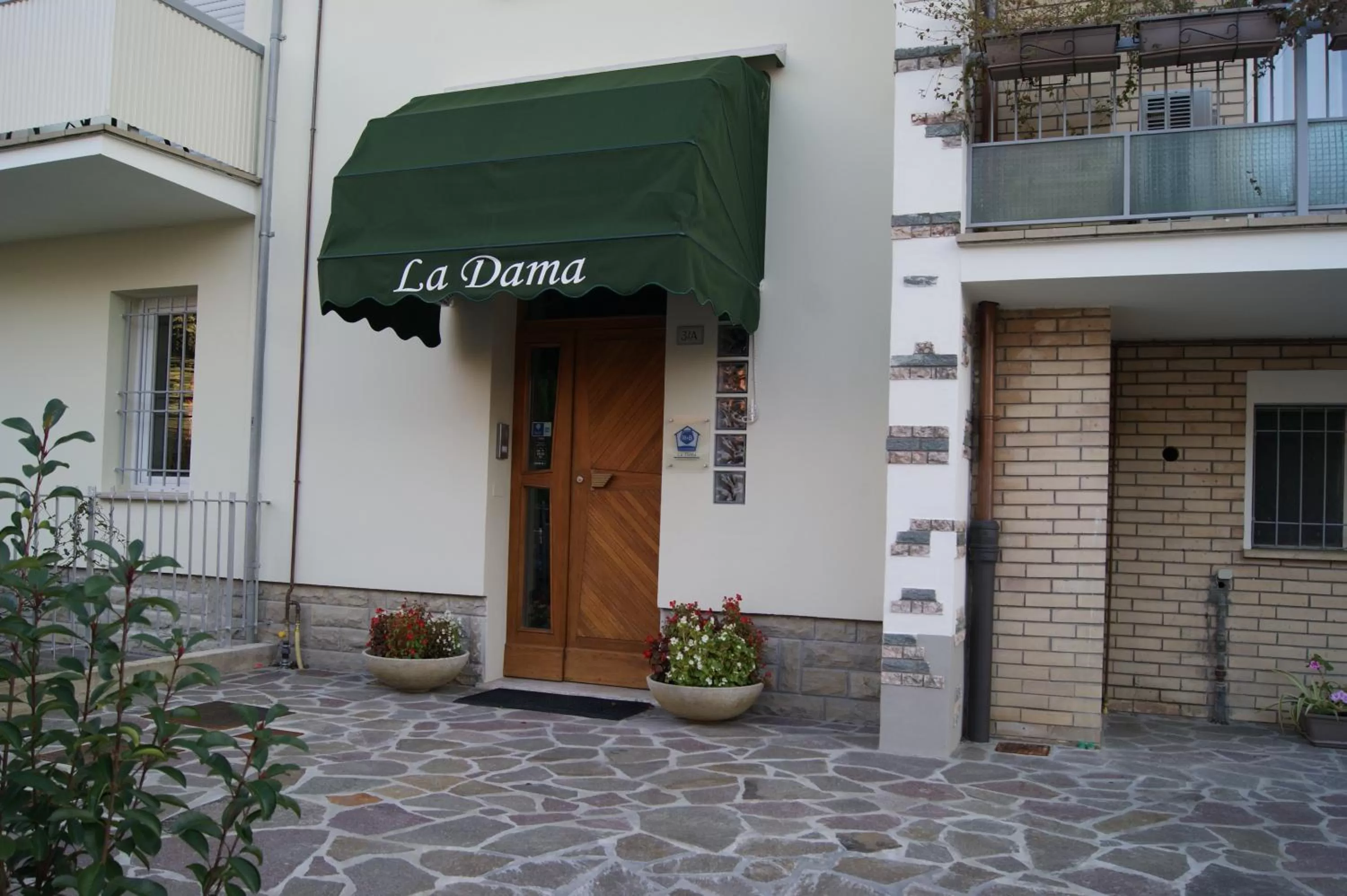 Facade/entrance in LA DAMA ROOM&BREAKFAST