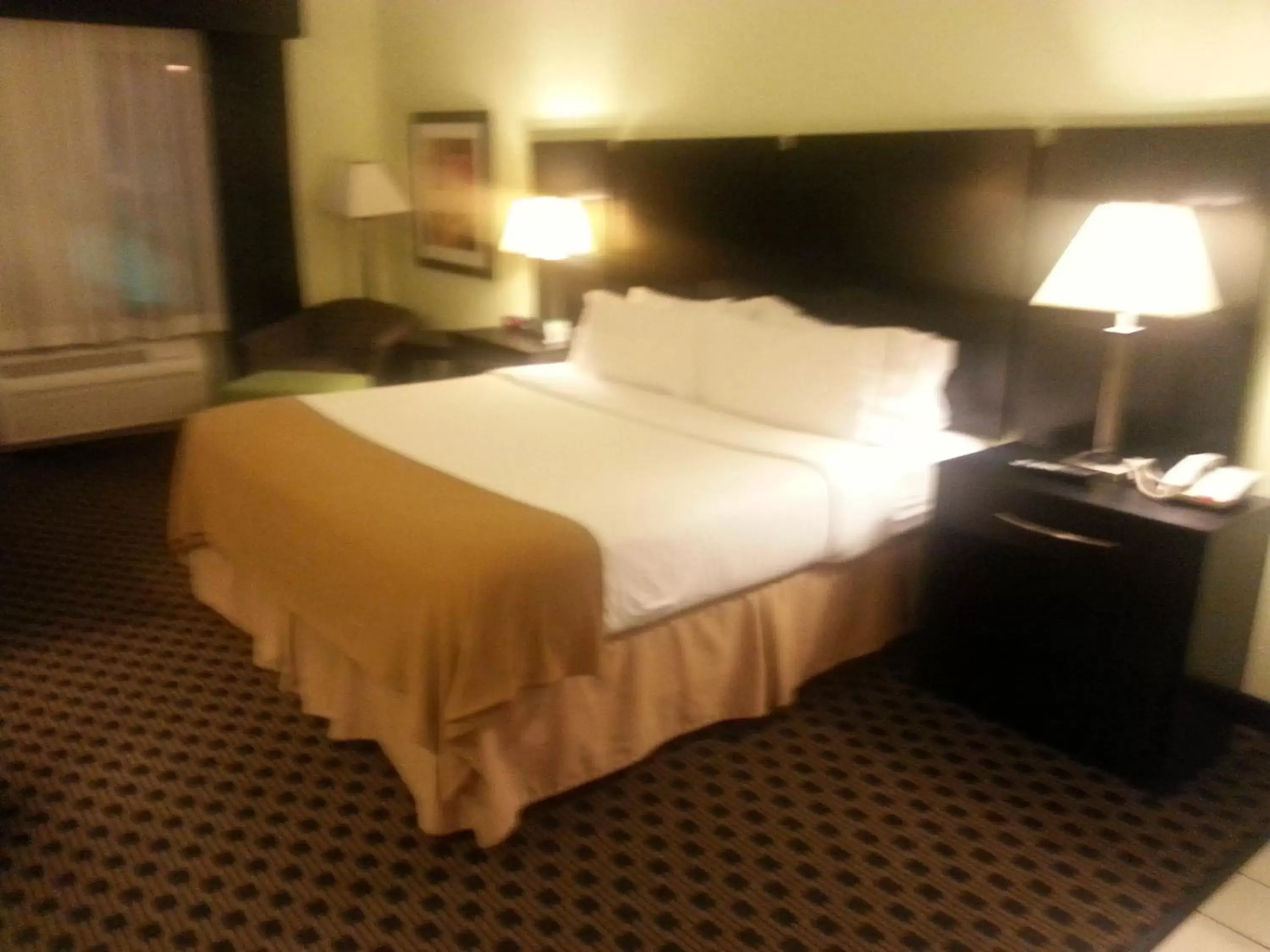 Photo of the whole room, Bed in Holiday Inn Express - Indianapolis - Southeast, an IHG Hotel