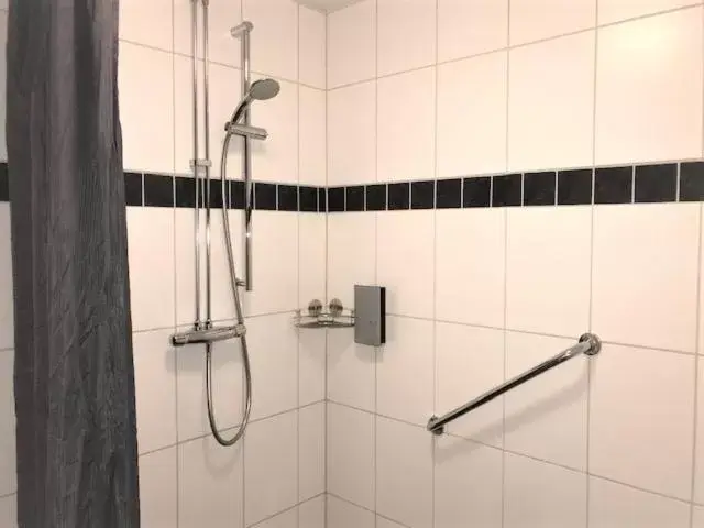 Shower, Bathroom in Akademihotellet