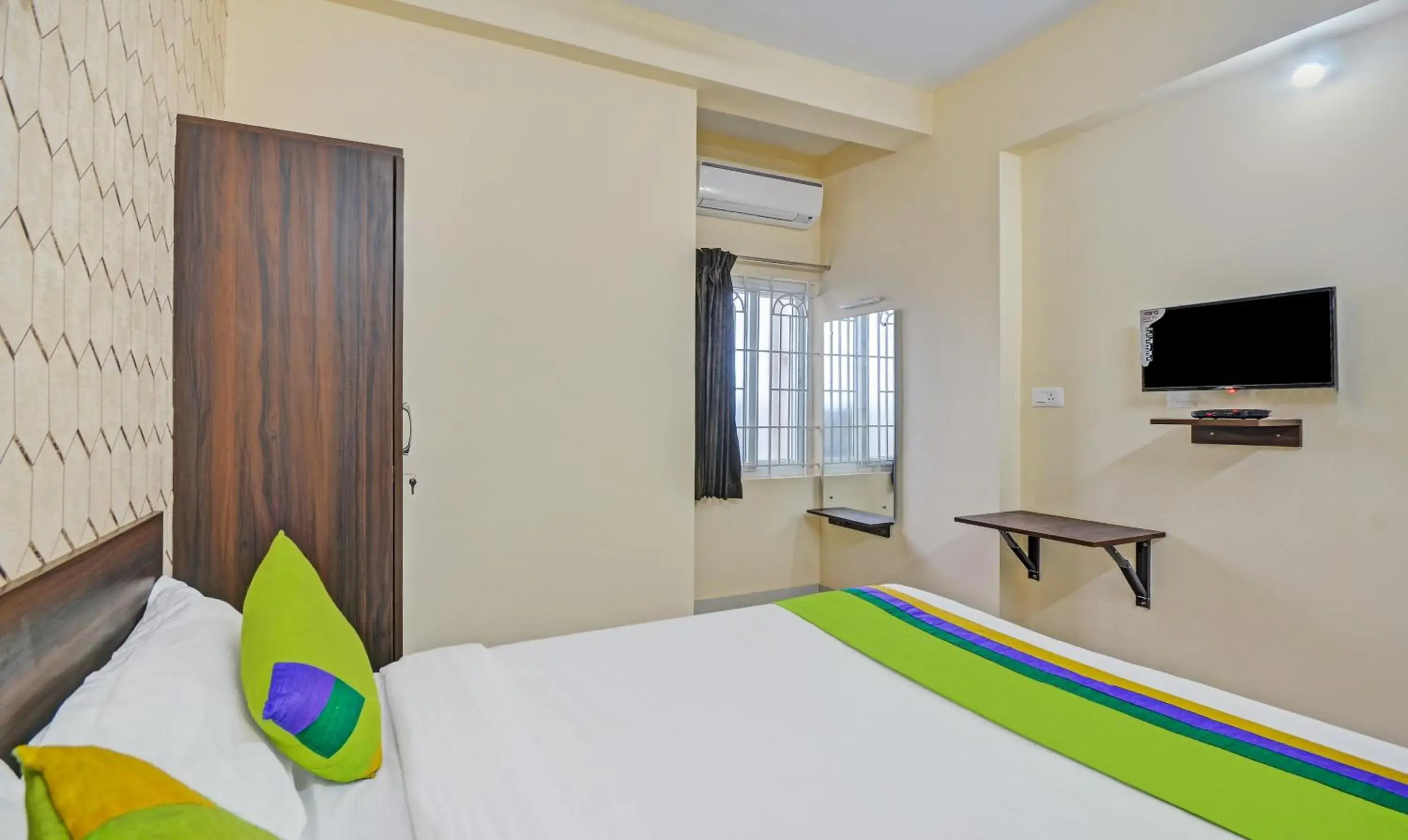 Bedroom, Bed in Treebo Trend Everest Residency Tidel Park