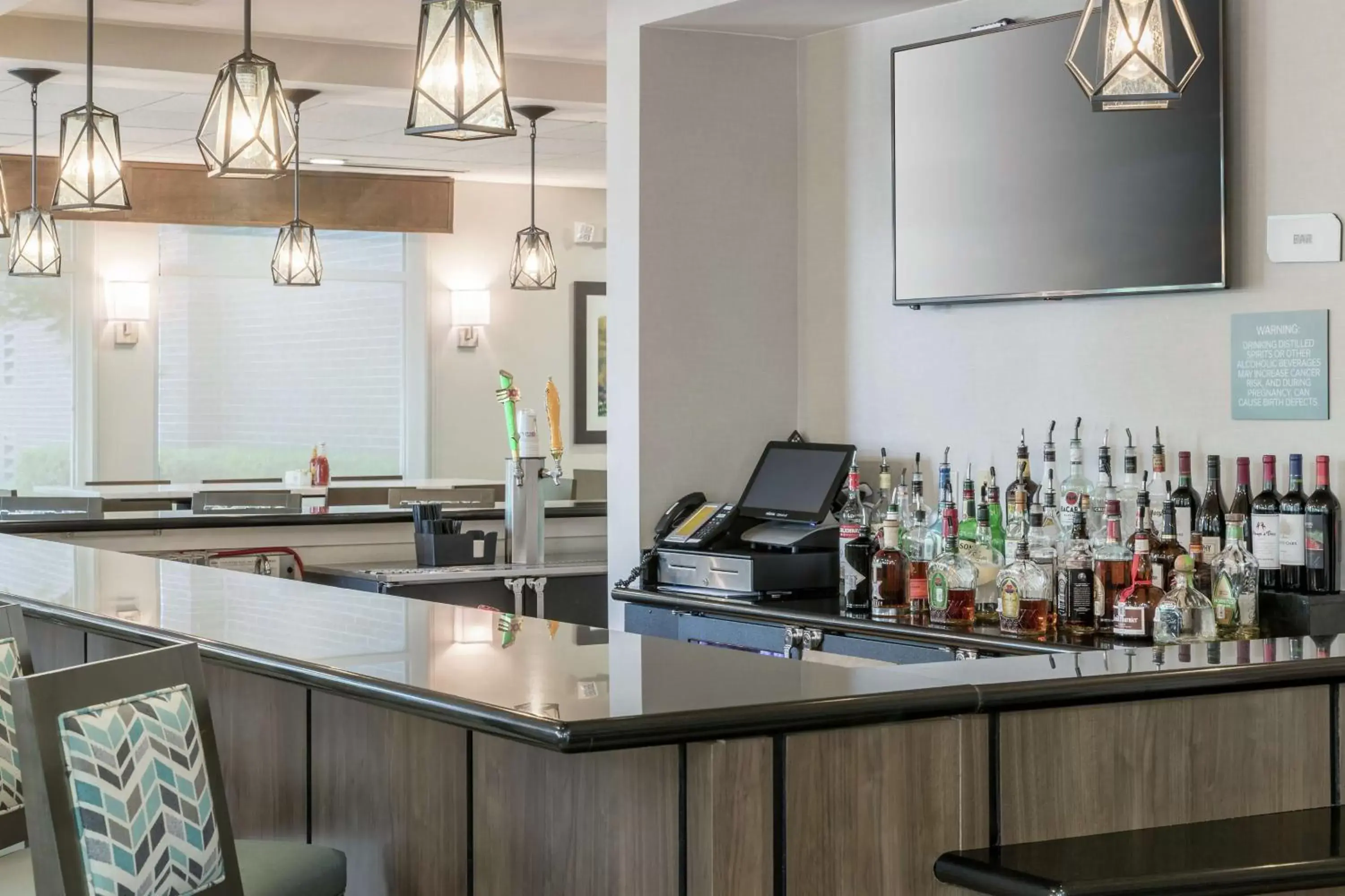 Lounge or bar, Kitchen/Kitchenette in Hilton Garden Inn DFW North Grapevine