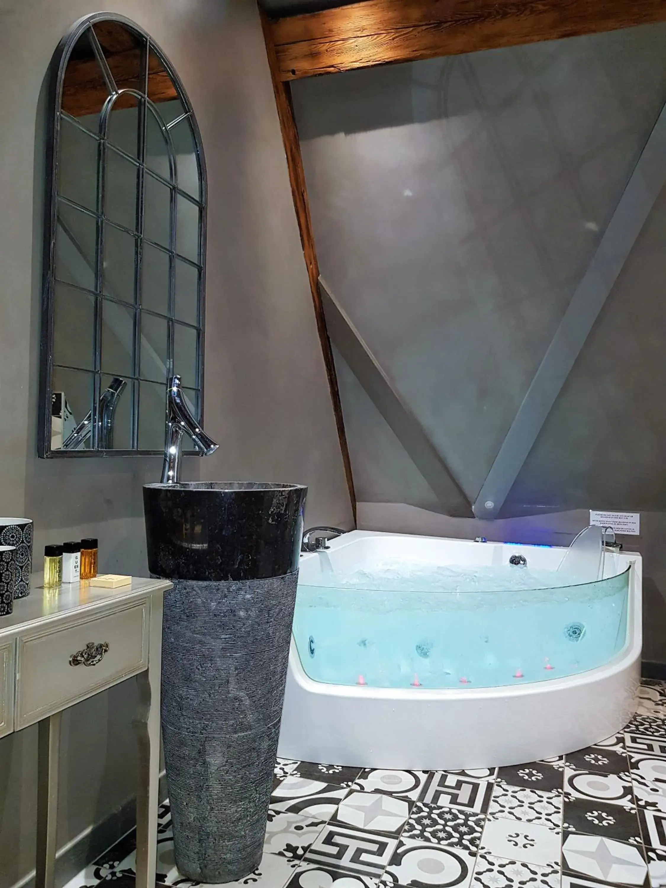 Hot Tub, Bathroom in Le 1615 - Luxe et Spa
