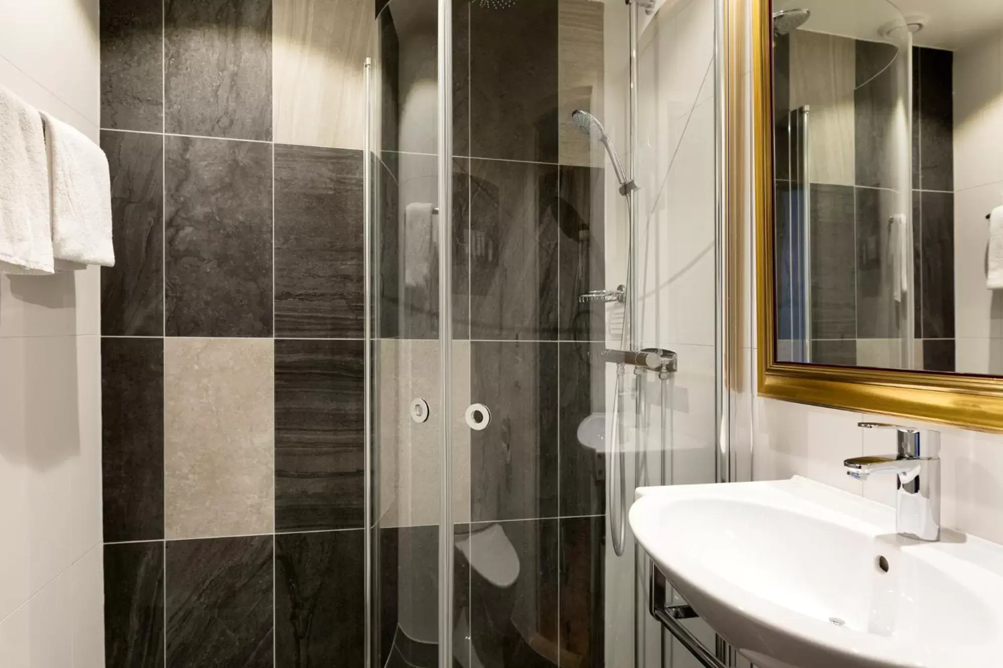 Shower, Bathroom in ProfilHotels Calmar Stadshotell