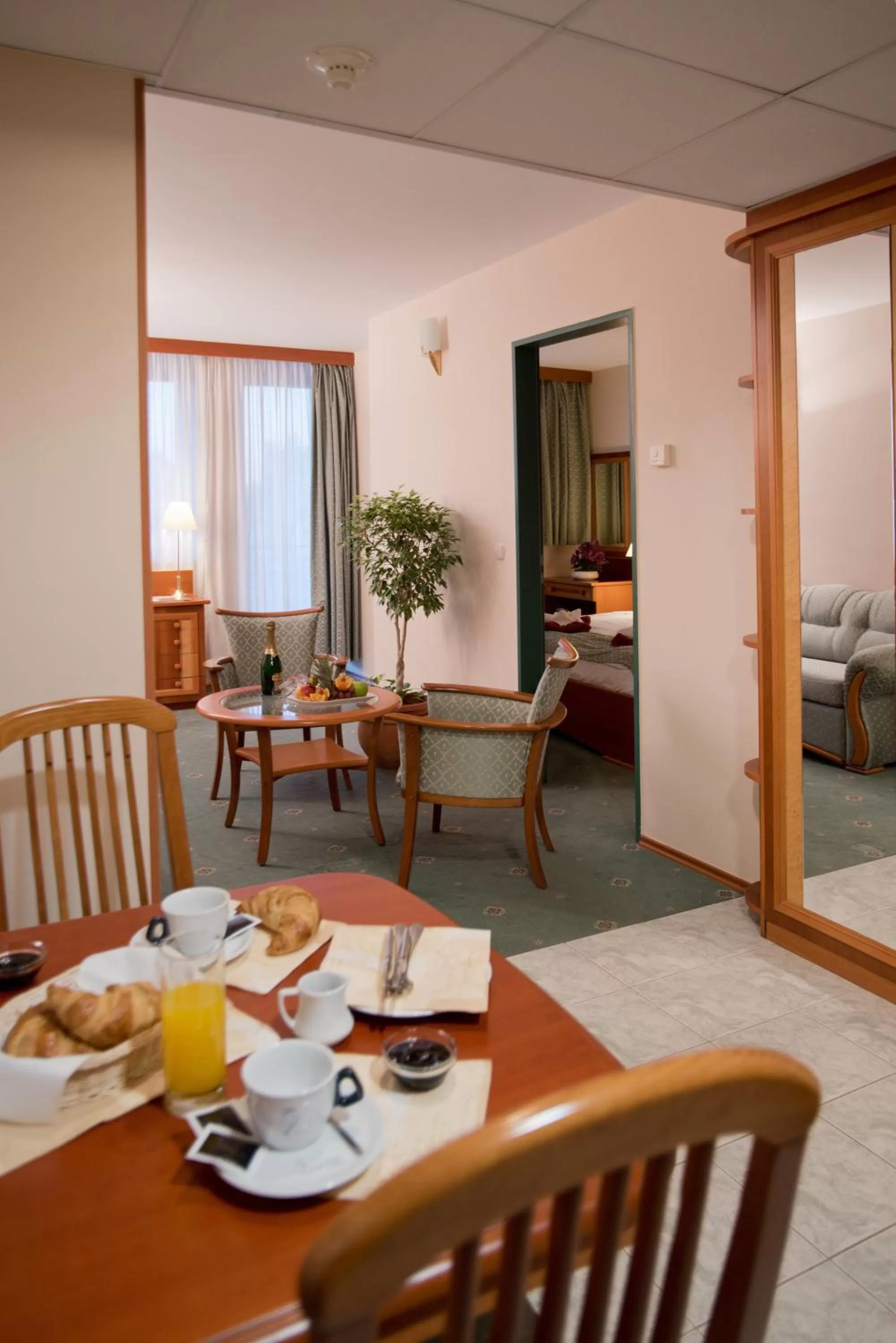 Dining area, Bed in Palace Hotel Hévíz