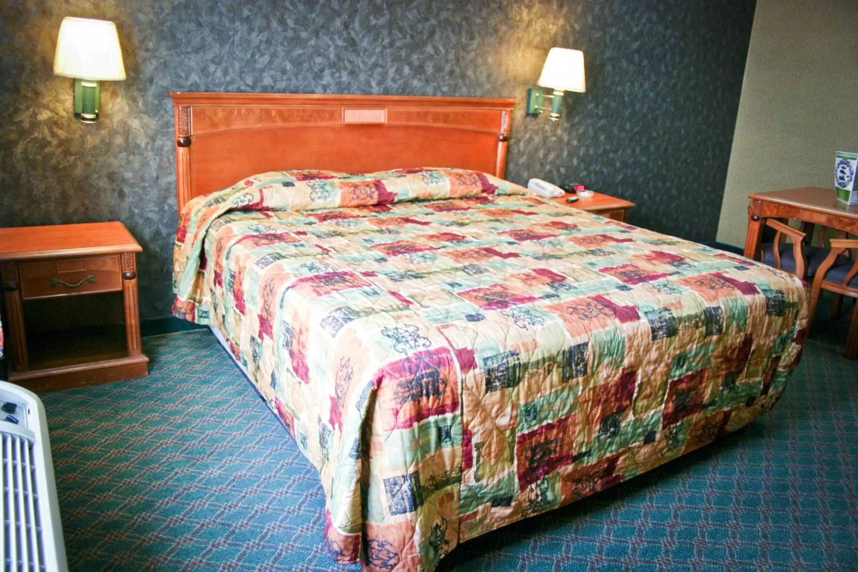 Bed in Crystal Inn Suites & Spas