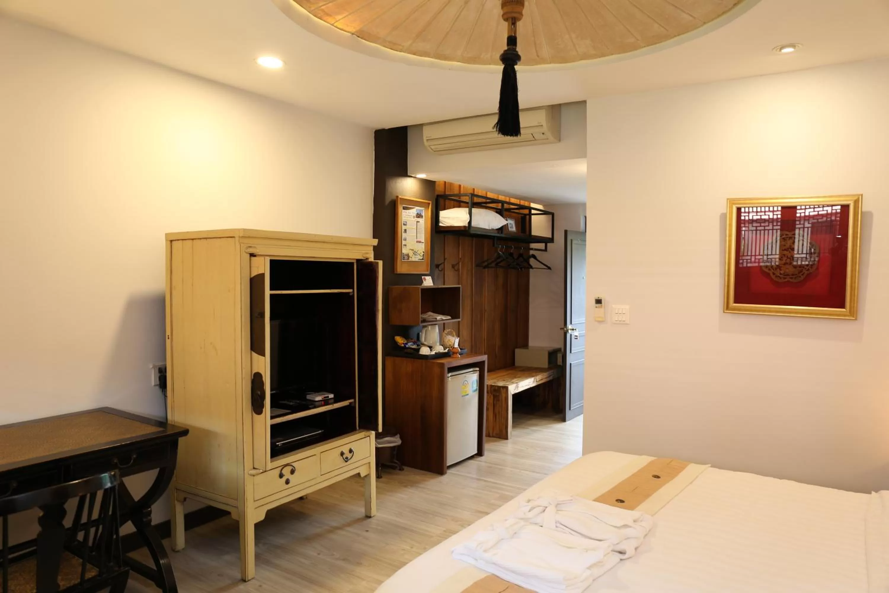 Property building, Bed in Tharaburi Resort