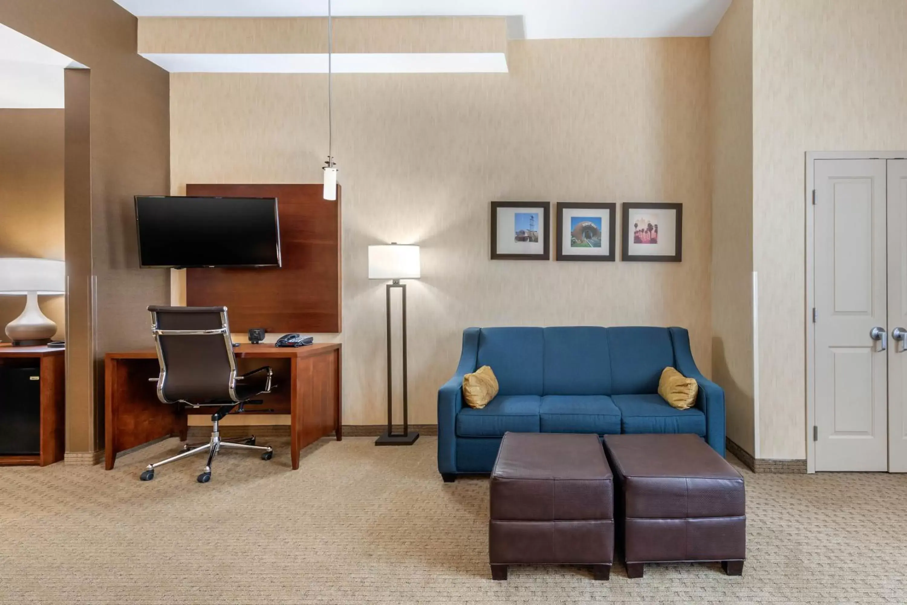 Living room, Seating Area in Comfort Suites Near City of Industry - Los Angeles