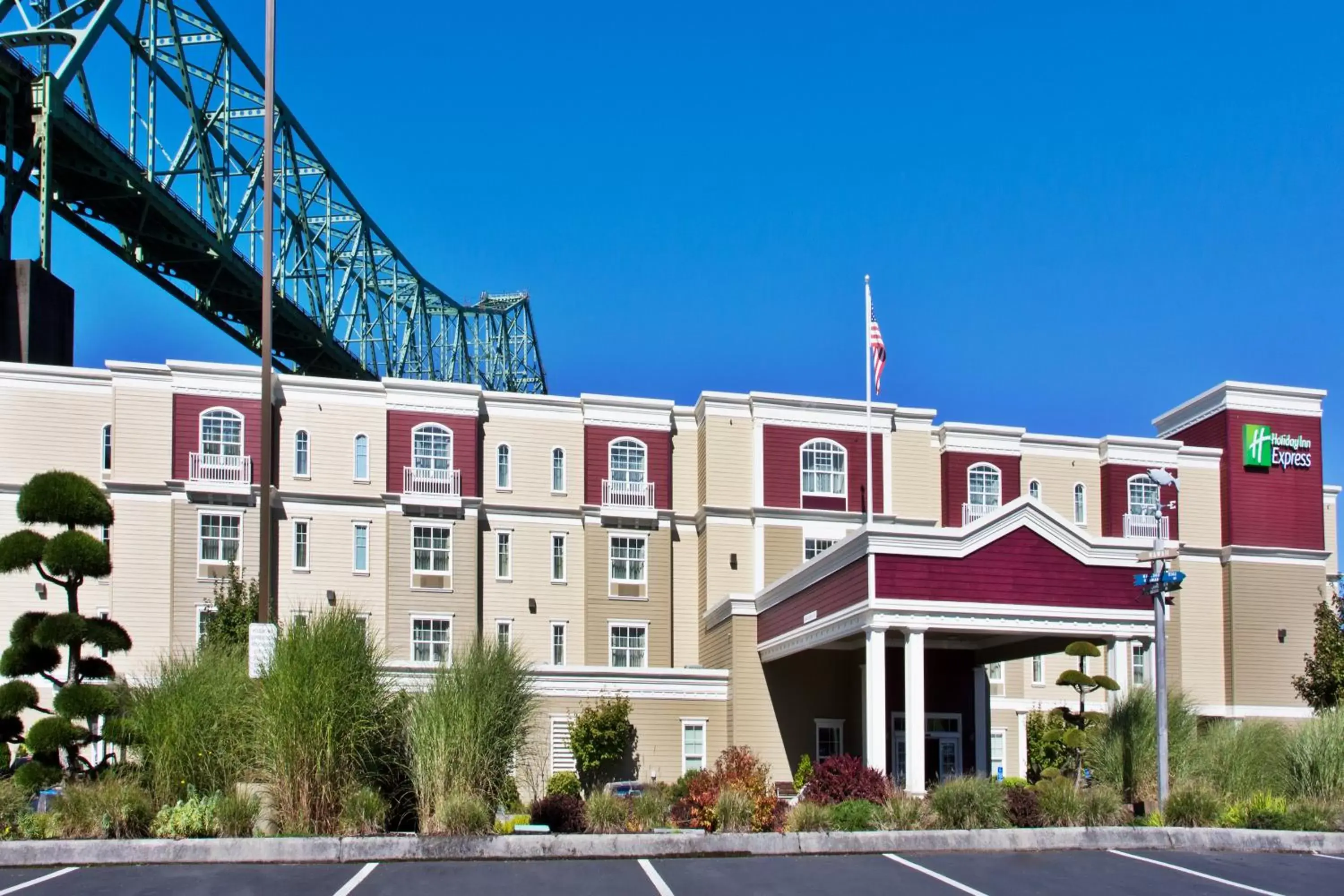 Facade/entrance, Property Building in Holiday Inn Express Hotel & Suites Astoria, an IHG Hotel